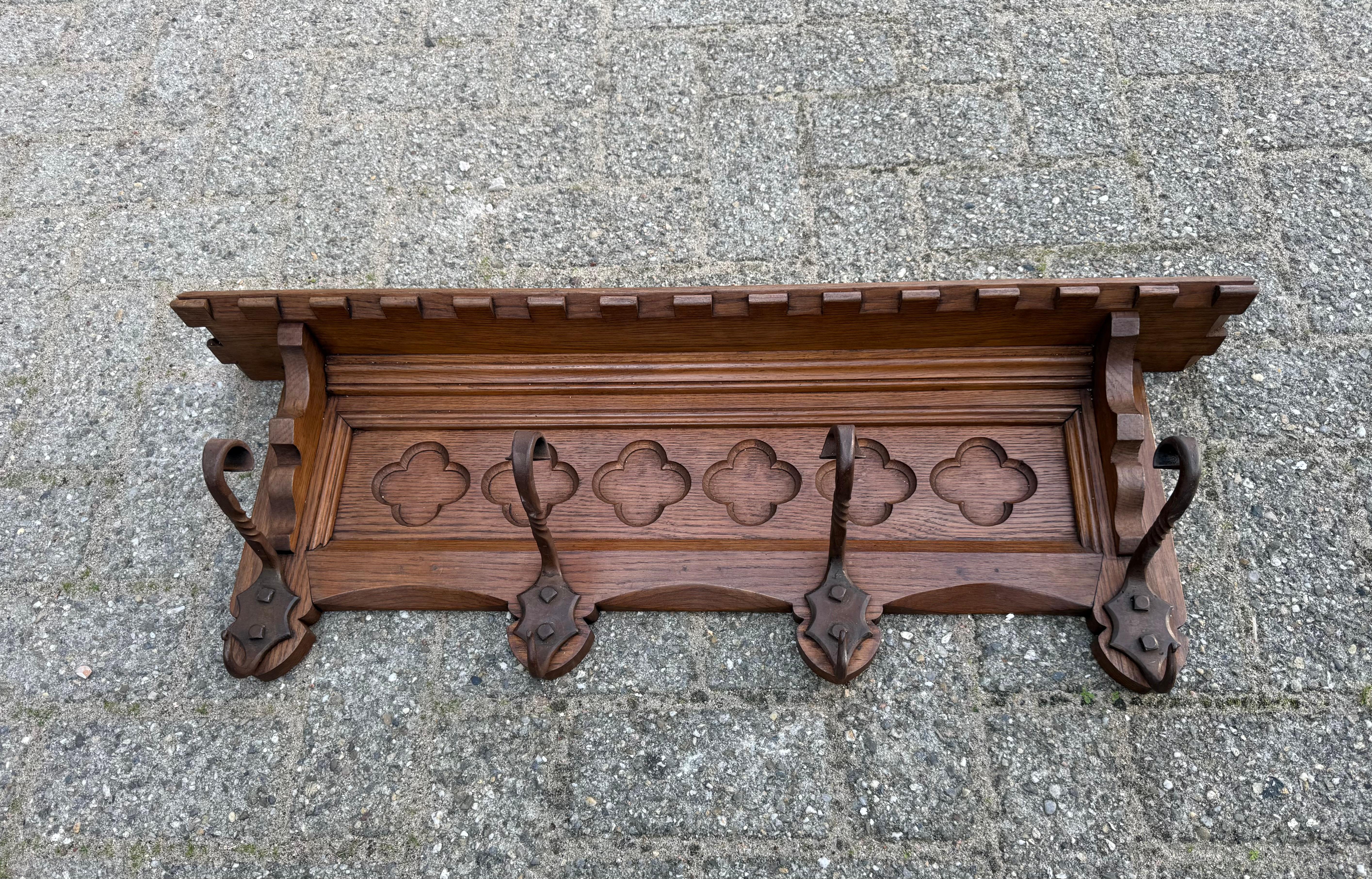 Porte-manteau mural en chêne néo-gothique sculpté à la main avec panneau de fenêtre d'église stylisé en vente 6