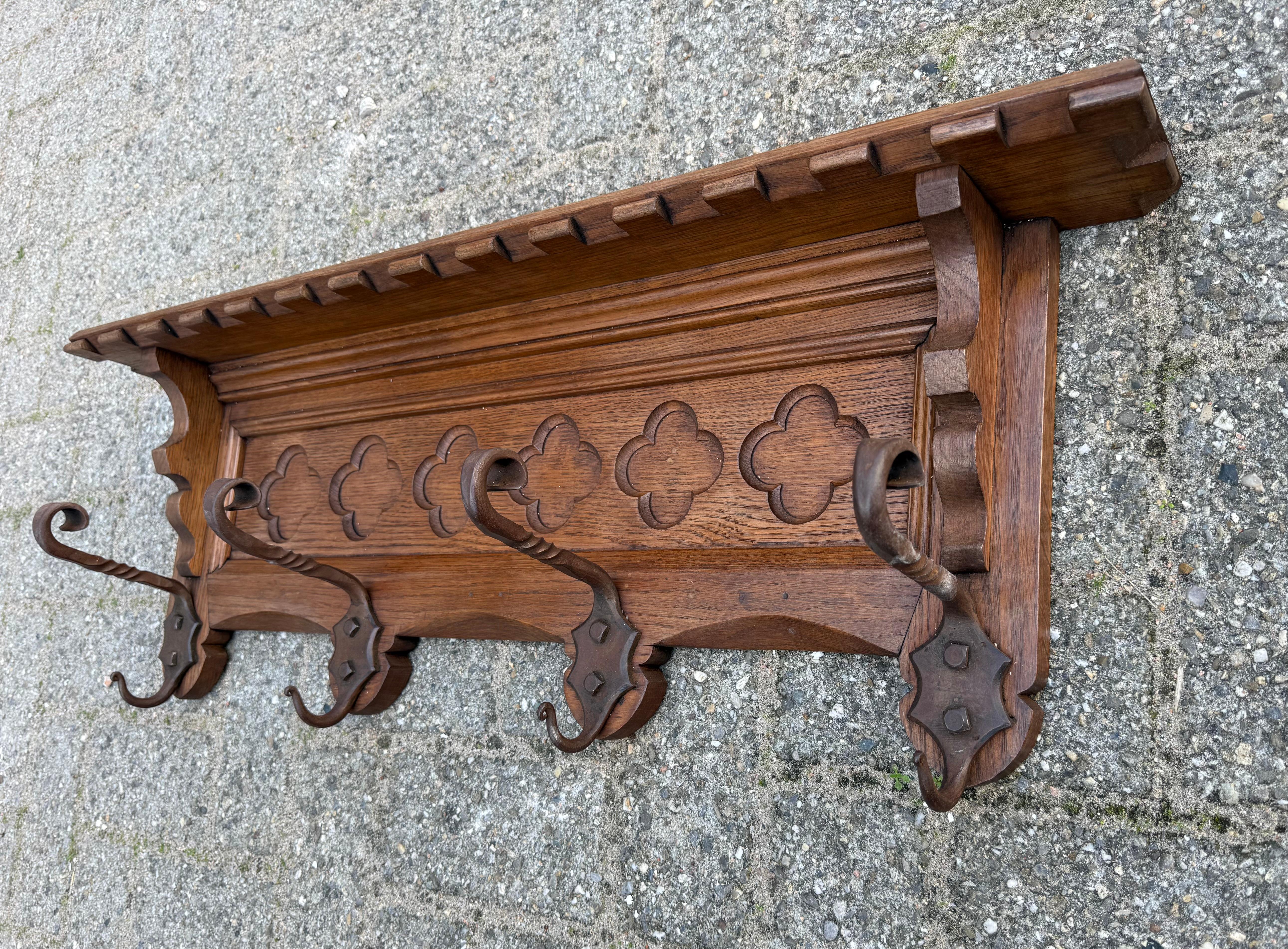 Porte-manteau mural en chêne néo-gothique sculpté à la main avec panneau de fenêtre d'église stylisé en vente 7