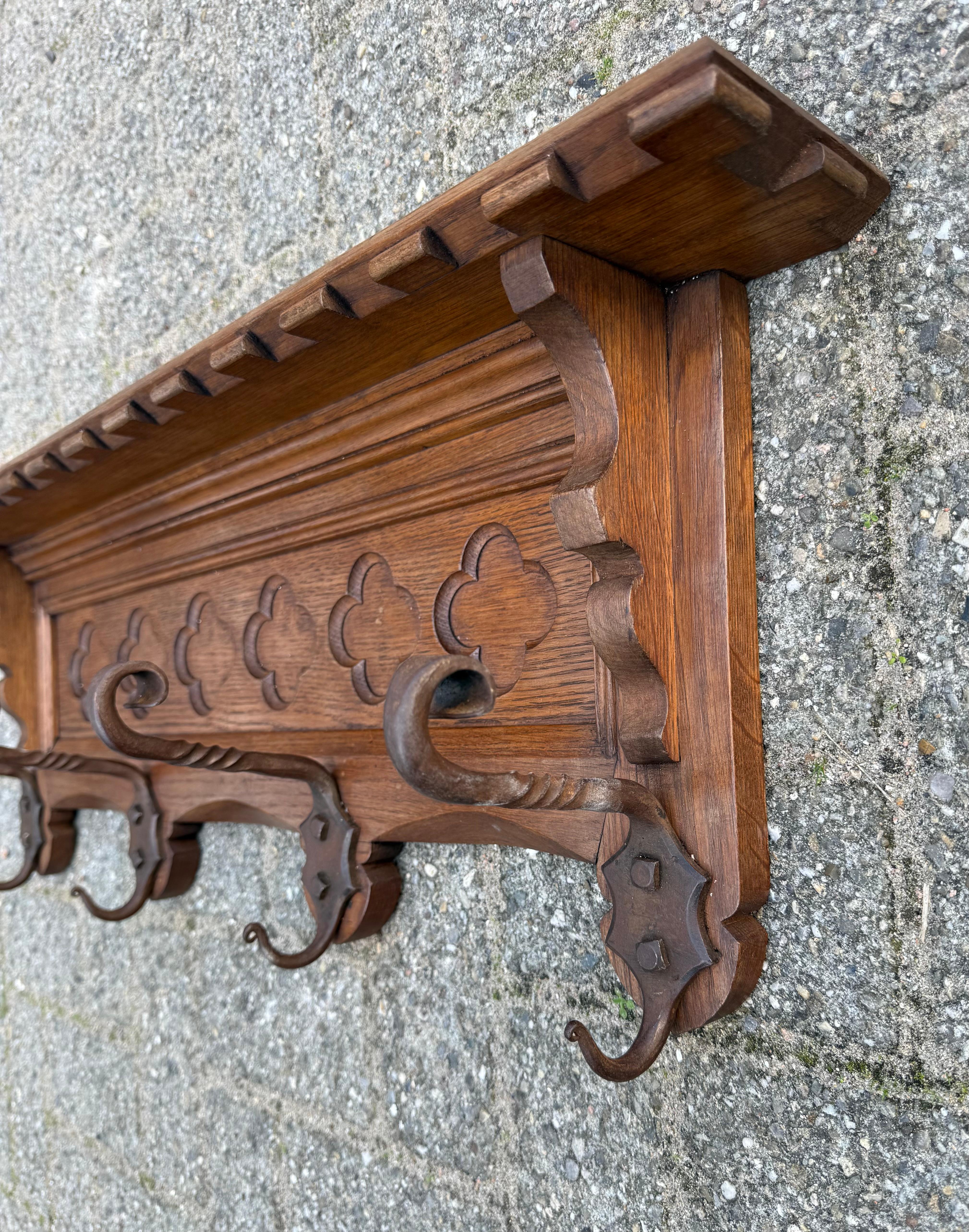 Porte-manteau mural en chêne néo-gothique sculpté à la main avec panneau de fenêtre d'église stylisé en vente 8