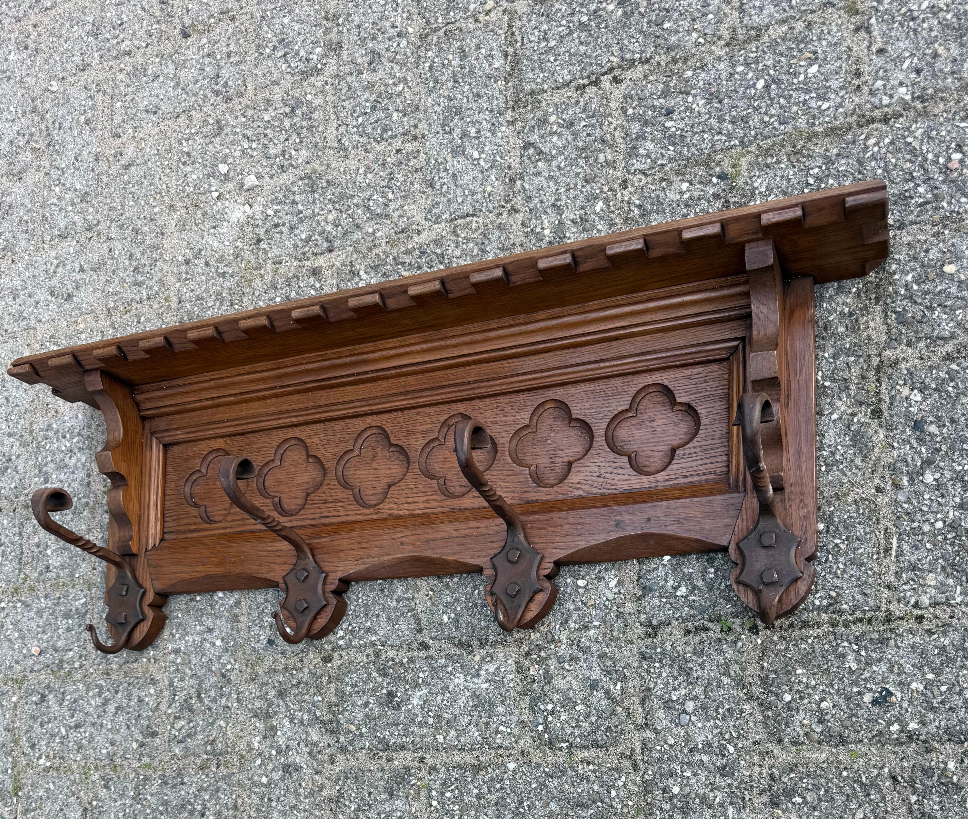 Néo-gothique Porte-manteau mural en chêne néo-gothique sculpté à la main avec panneau de fenêtre d'église stylisé en vente