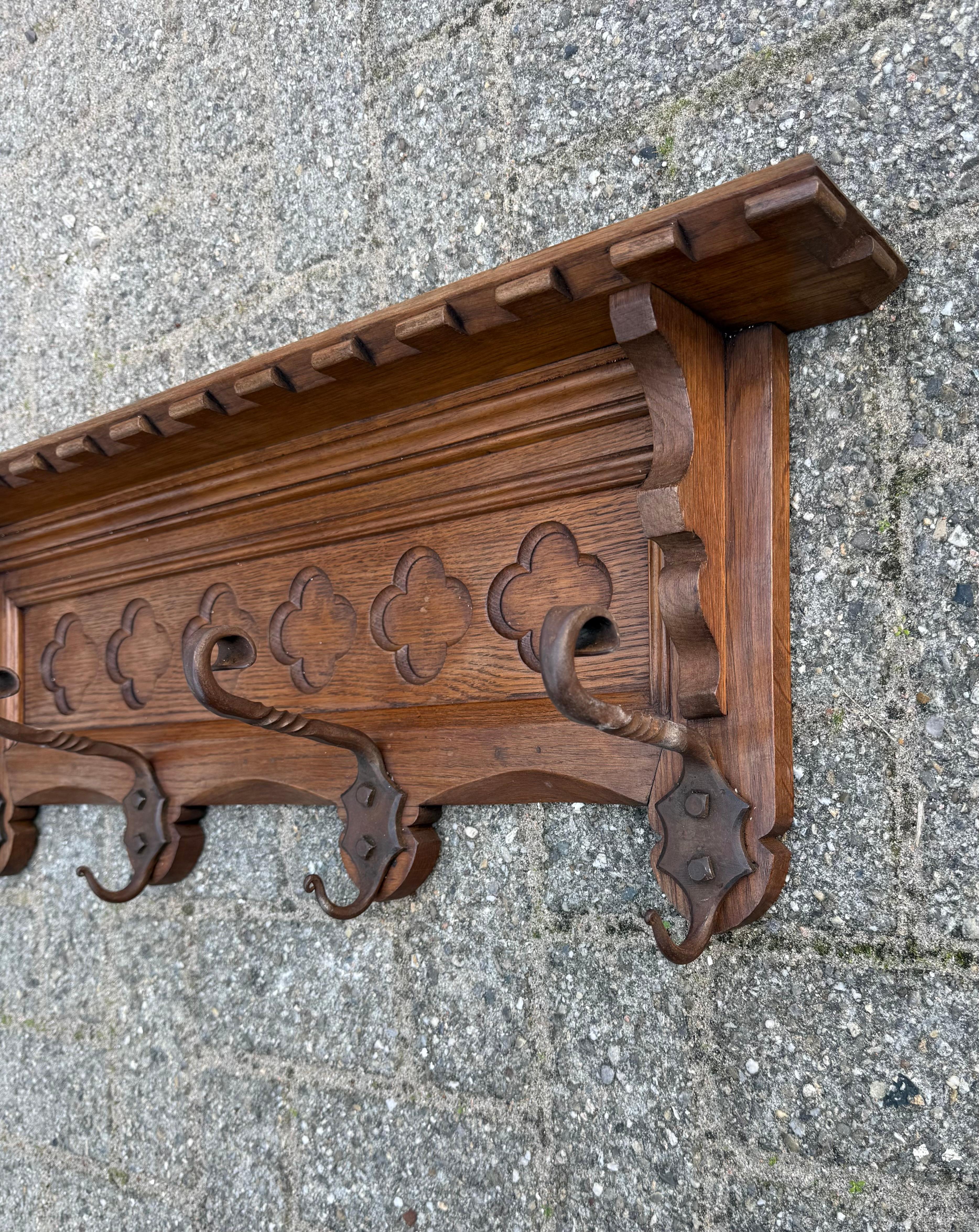 Français Porte-manteau mural en chêne néo-gothique sculpté à la main avec panneau de fenêtre d'église stylisé en vente