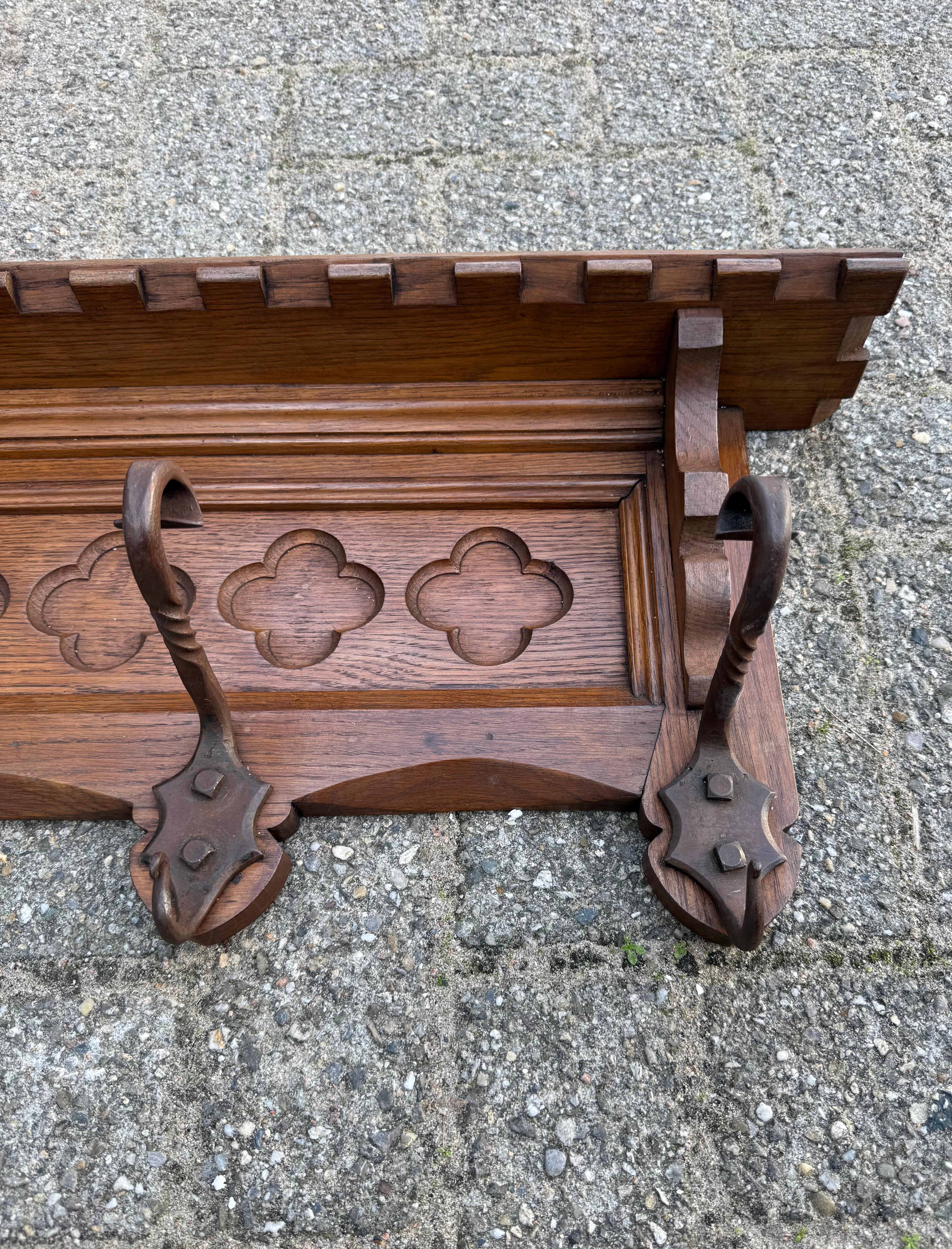 Sculpté à la main Porte-manteau mural en chêne néo-gothique sculpté à la main avec panneau de fenêtre d'église stylisé en vente