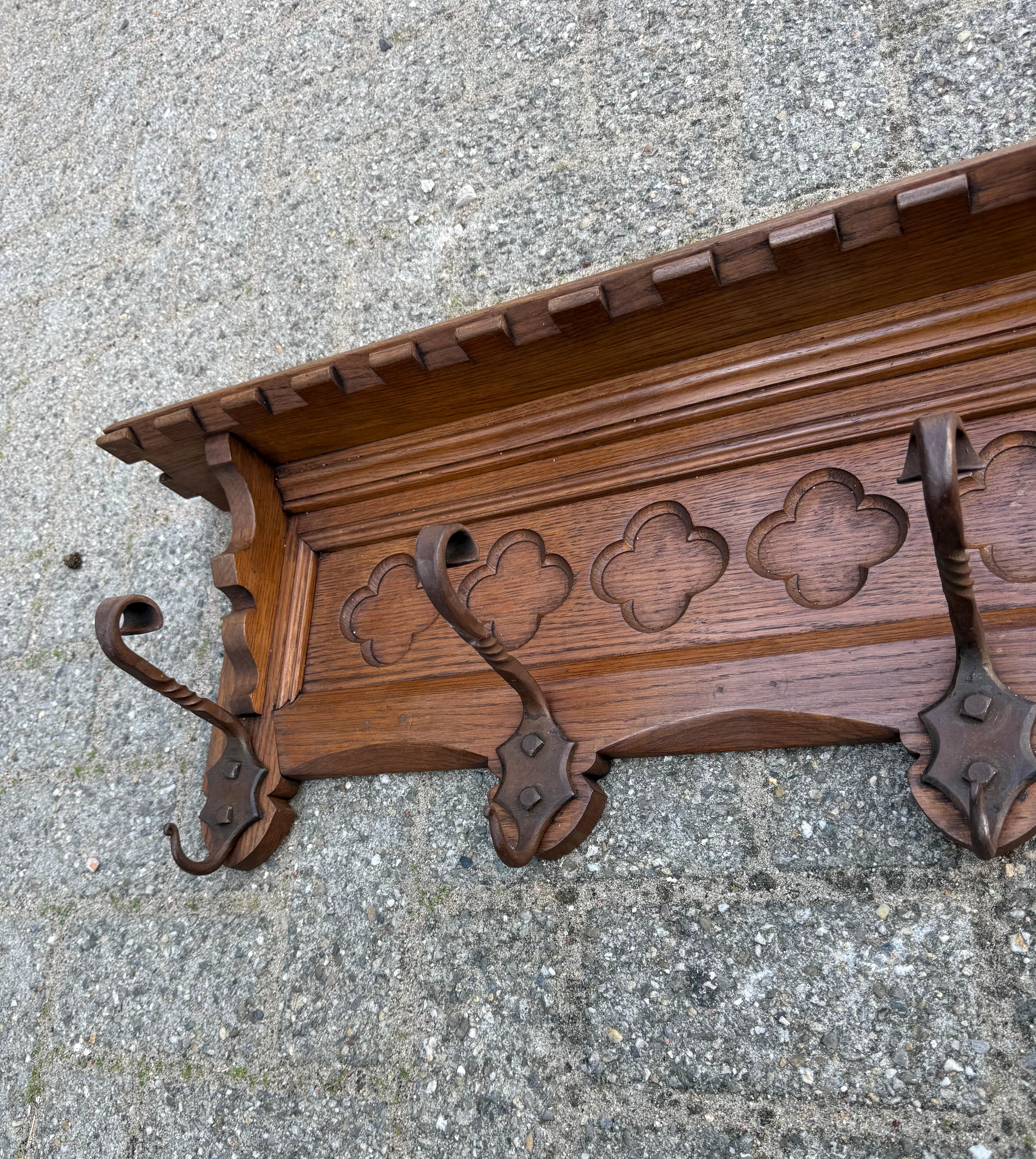 Porte-manteau mural en chêne néo-gothique sculpté à la main avec panneau de fenêtre d'église stylisé Bon état - En vente à Lisse, NL