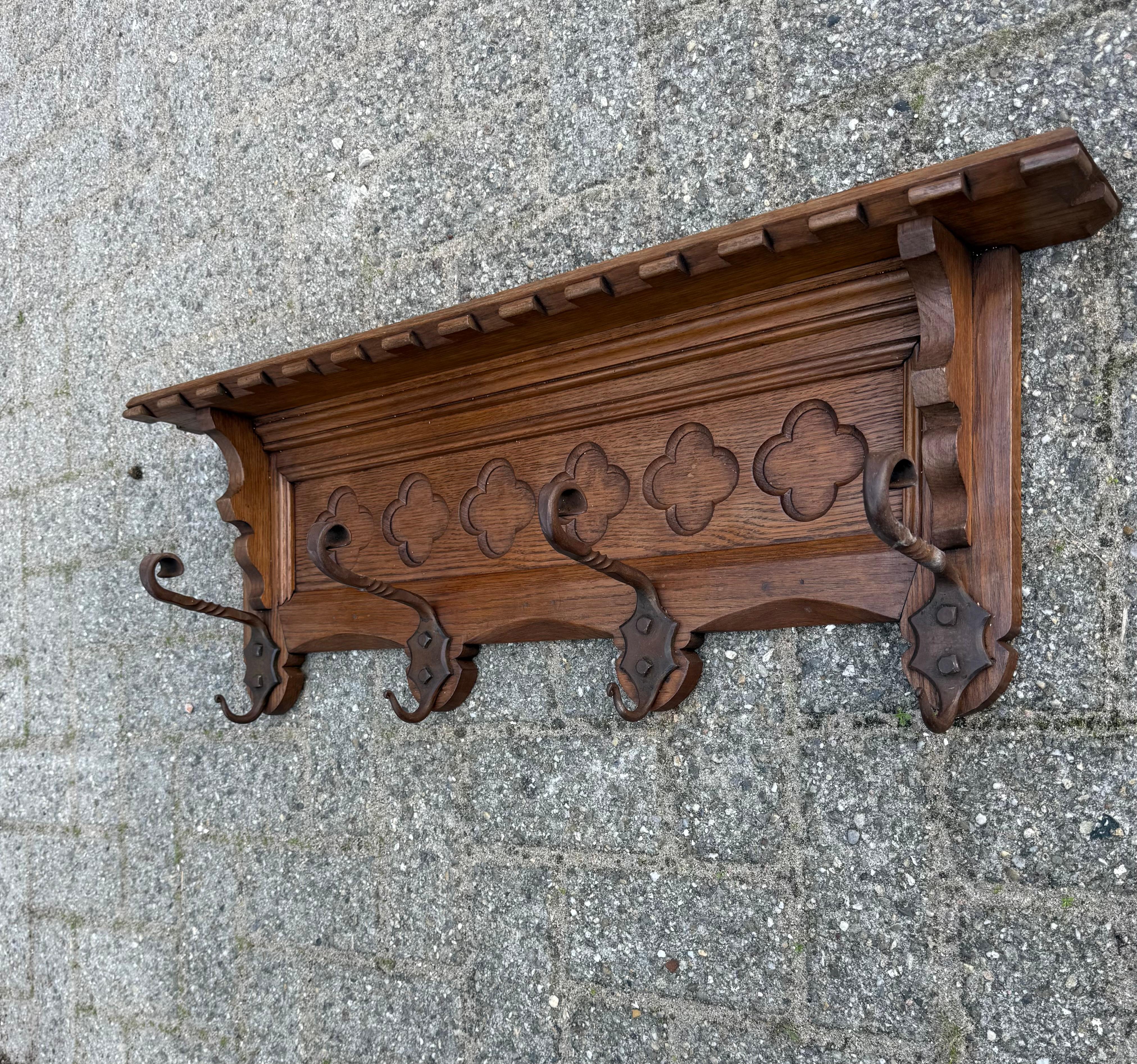 20ième siècle Porte-manteau mural en chêne néo-gothique sculpté à la main avec panneau de fenêtre d'église stylisé en vente