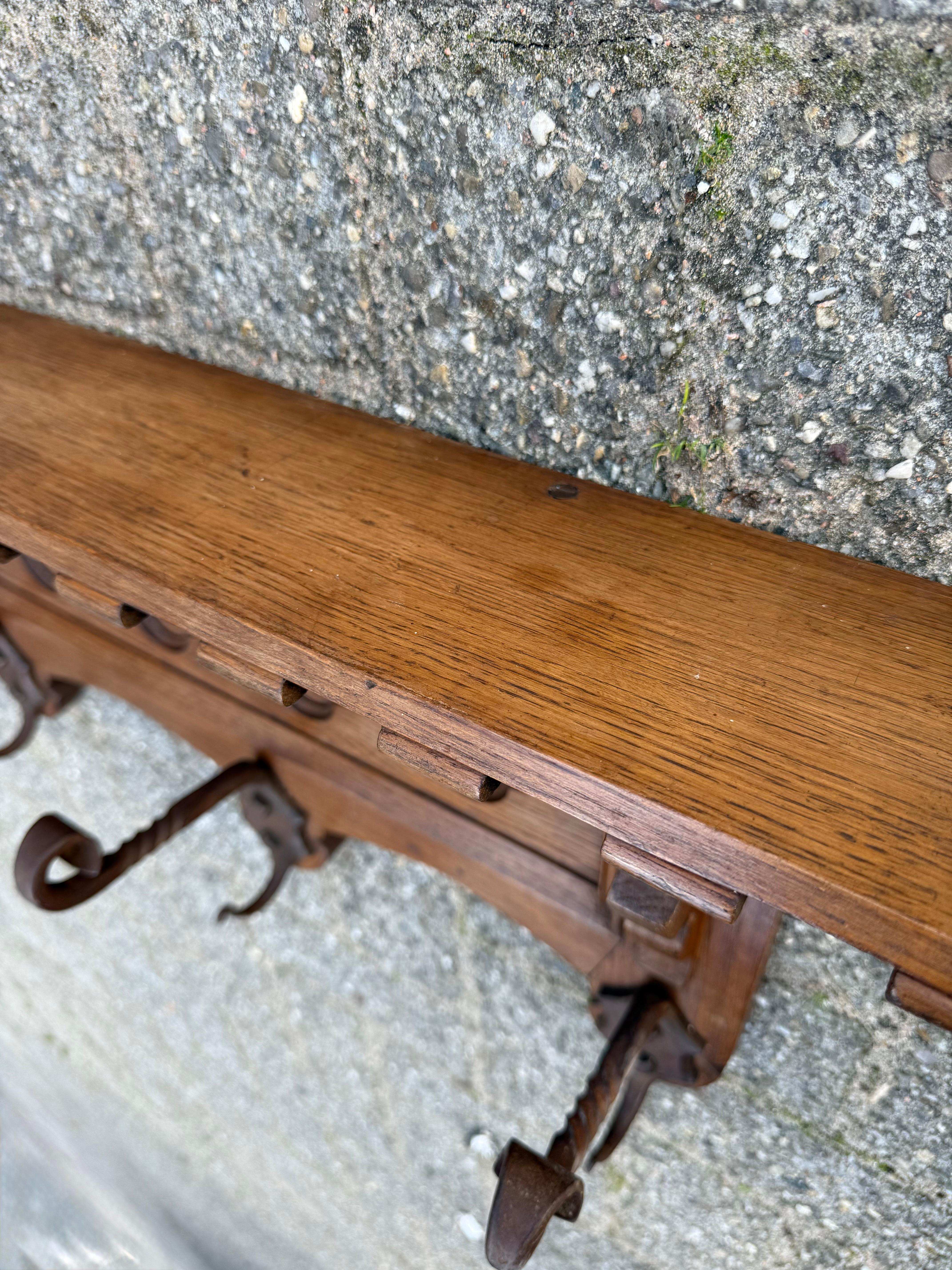 Chêne Porte-manteau mural en chêne néo-gothique sculpté à la main avec panneau de fenêtre d'église stylisé en vente