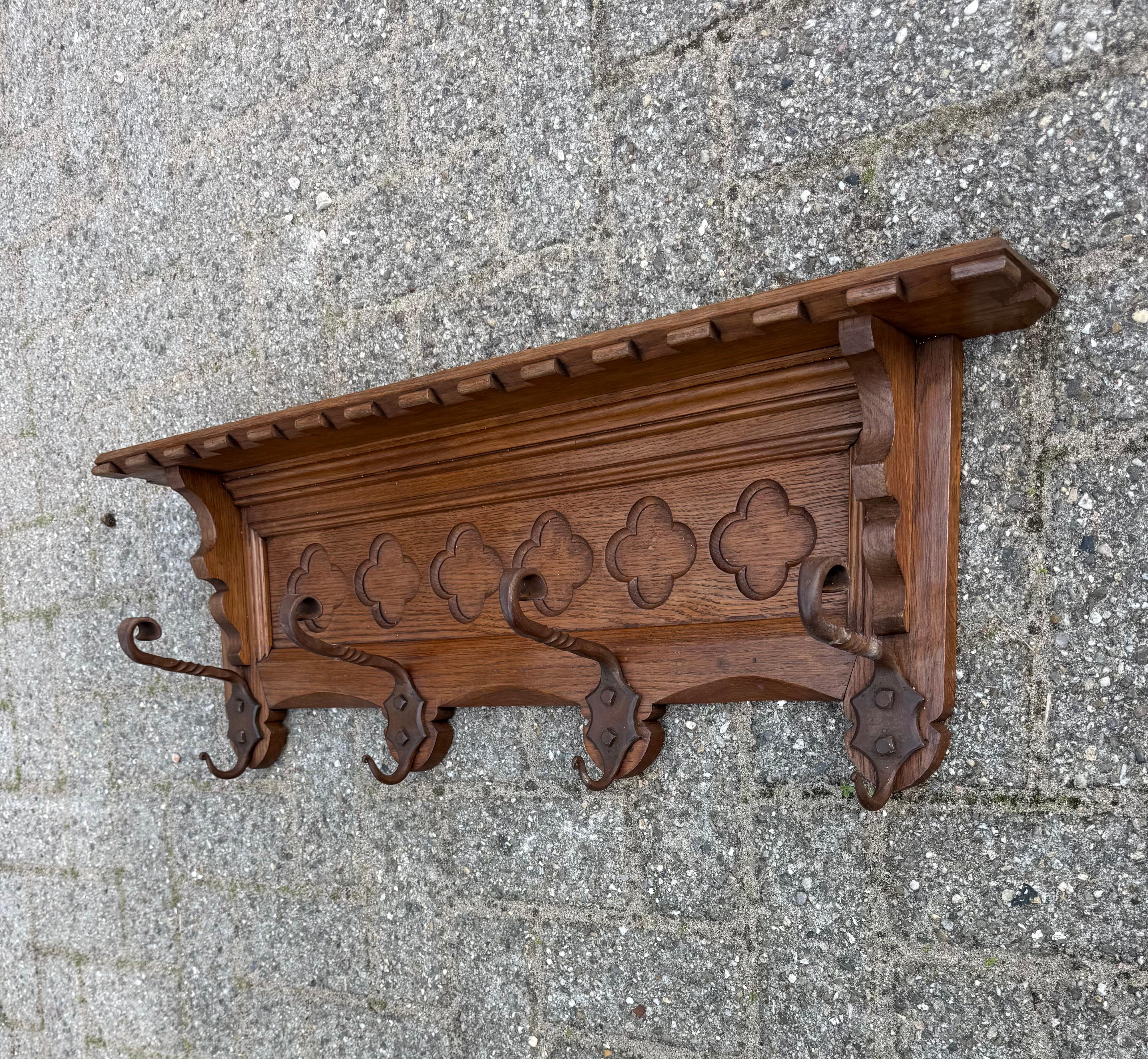 Porte-manteau mural en chêne néo-gothique sculpté à la main avec panneau de fenêtre d'église stylisé en vente 1