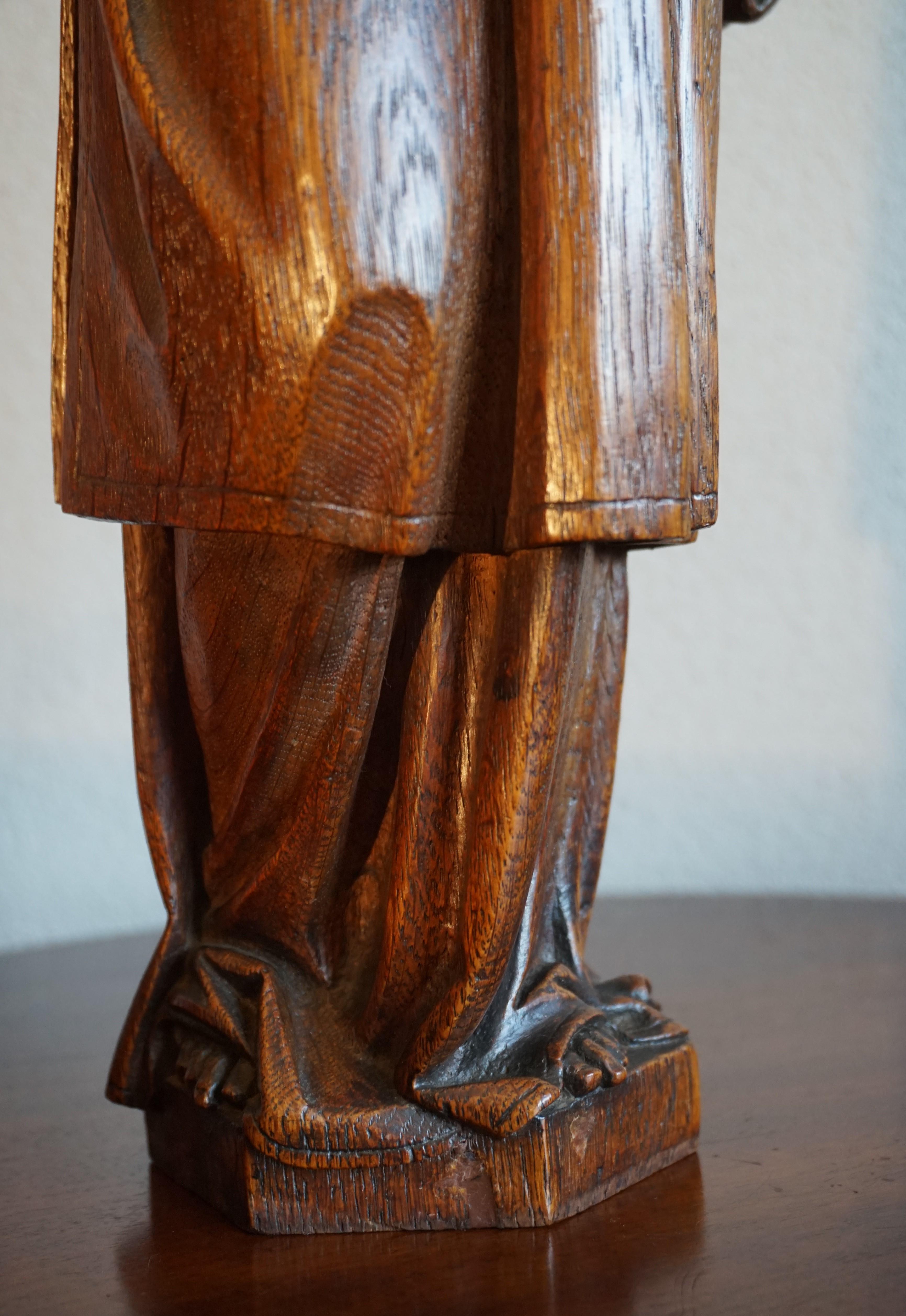 Handgeschnitzte Altarjunge-Skulptur aus Eichenholz:: die ein Weihrauchfass hält im Angebot 9