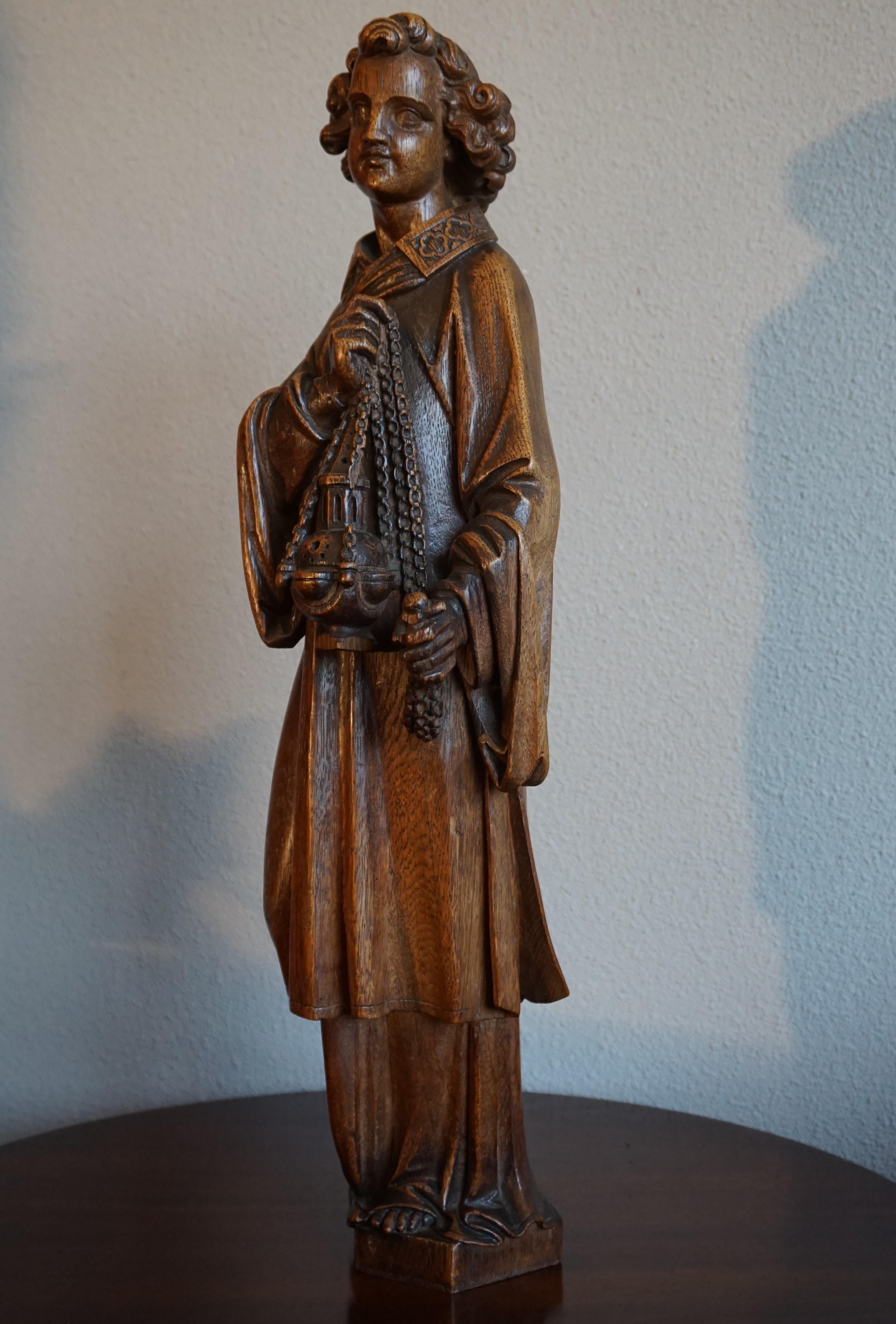 Handgeschnitzte Altarjunge-Skulptur aus Eichenholz:: die ein Weihrauchfass hält im Angebot 14