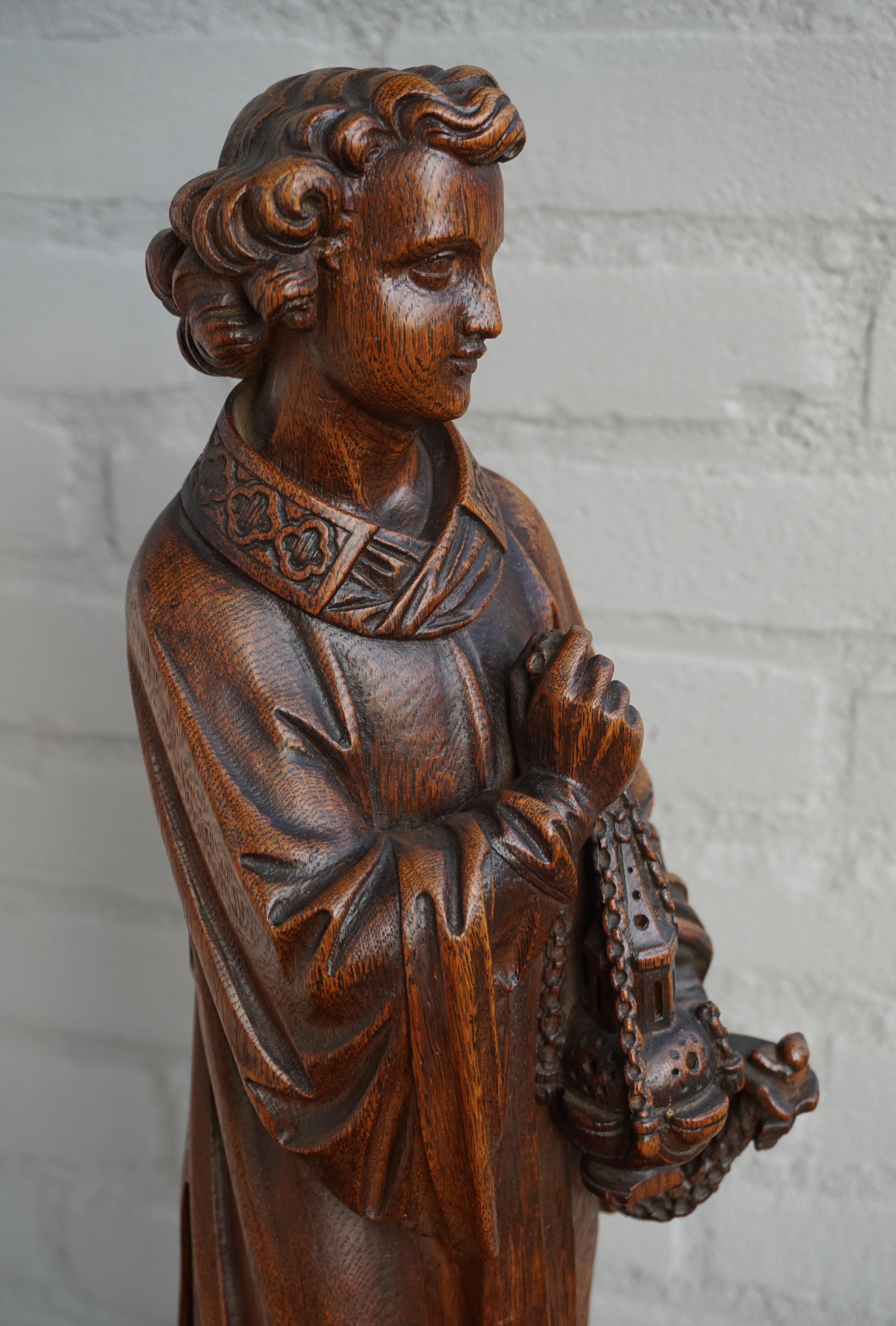 Handgeschnitzte Altarjunge-Skulptur aus Eichenholz:: die ein Weihrauchfass hält (Neugotik) im Angebot