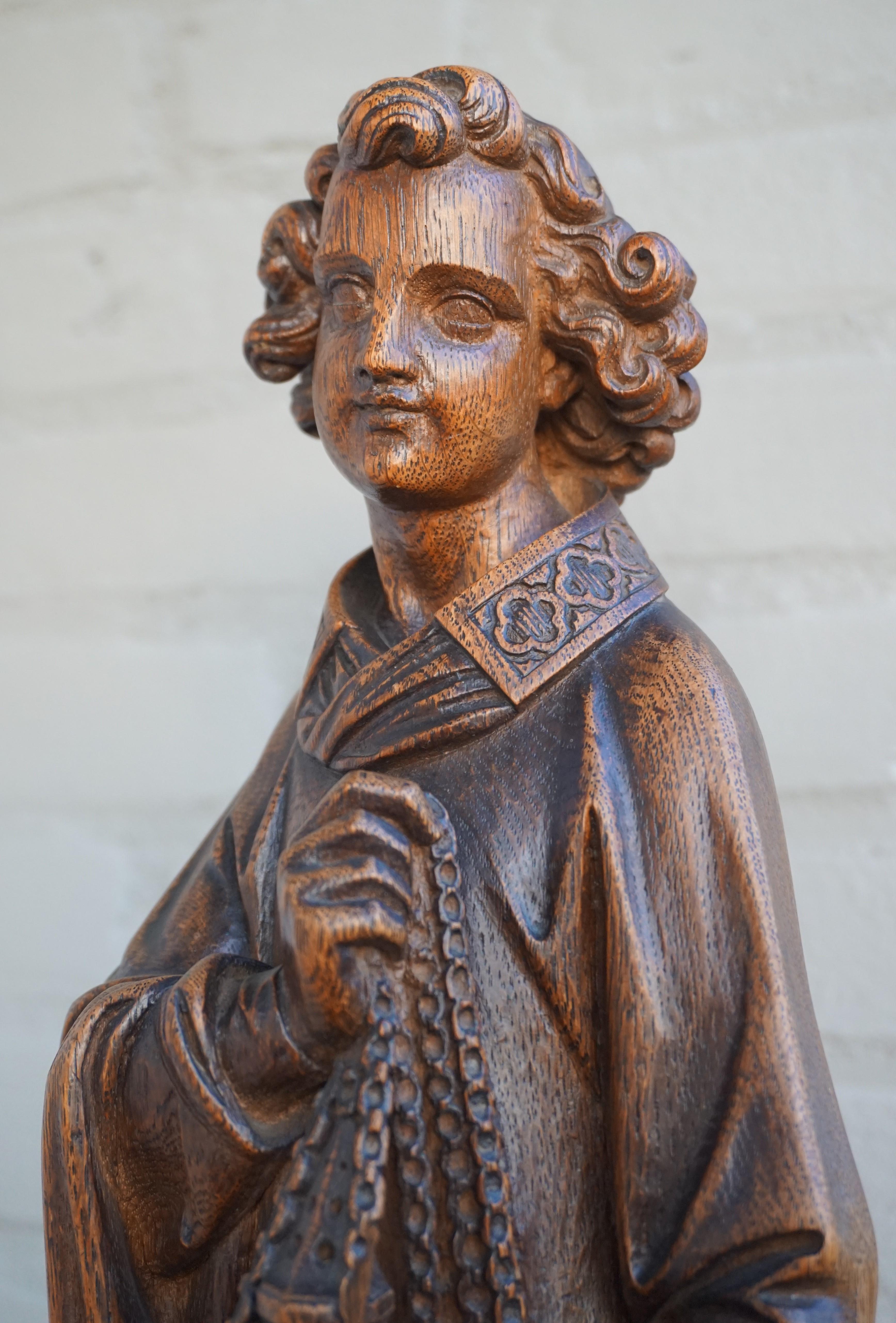 Handgeschnitzte Altarjunge-Skulptur aus Eichenholz:: die ein Weihrauchfass hält (Niederländisch) im Angebot