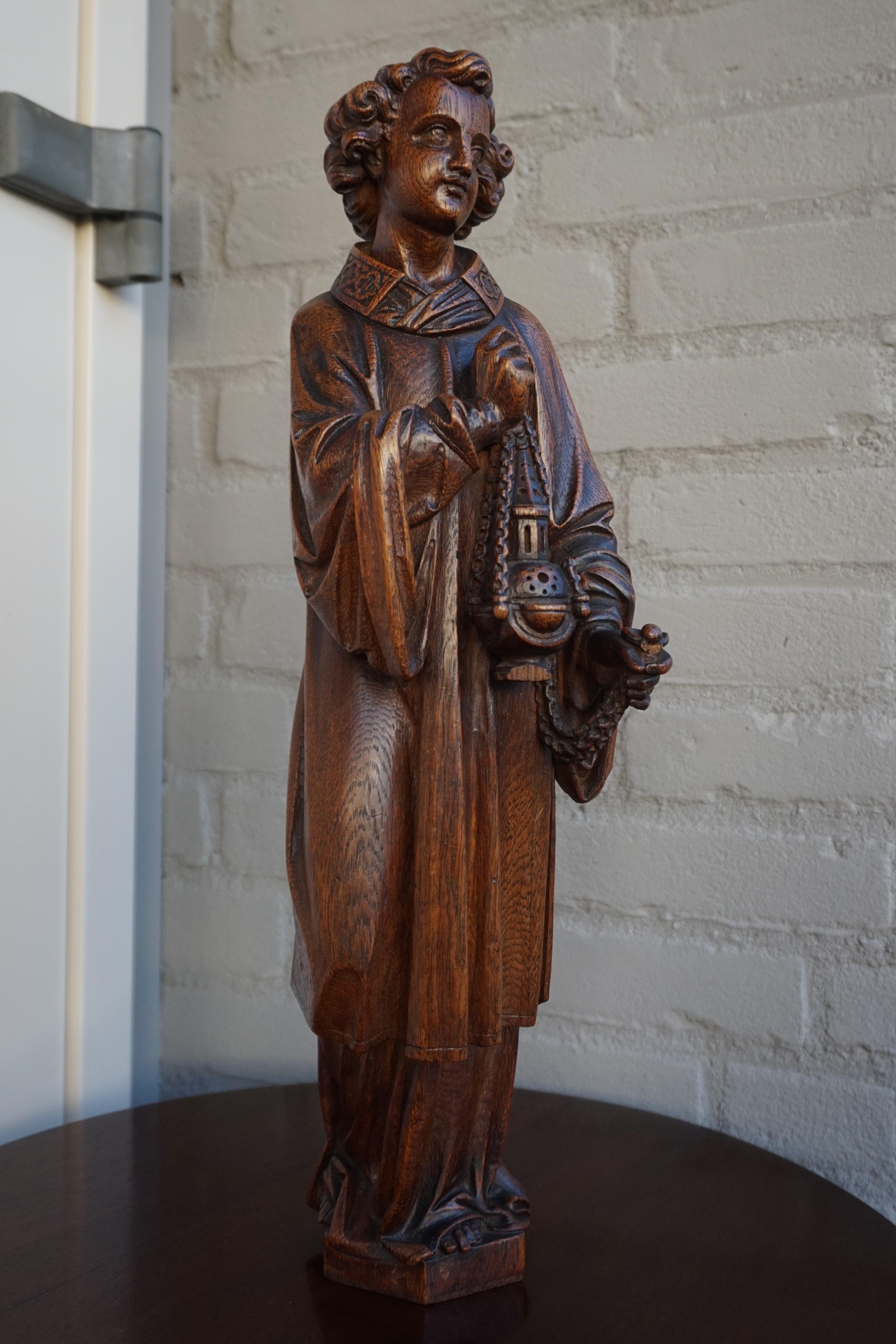Handgeschnitzte Altarjunge-Skulptur aus Eichenholz:: die ein Weihrauchfass hält im Zustand „Gut“ im Angebot in Lisse, NL