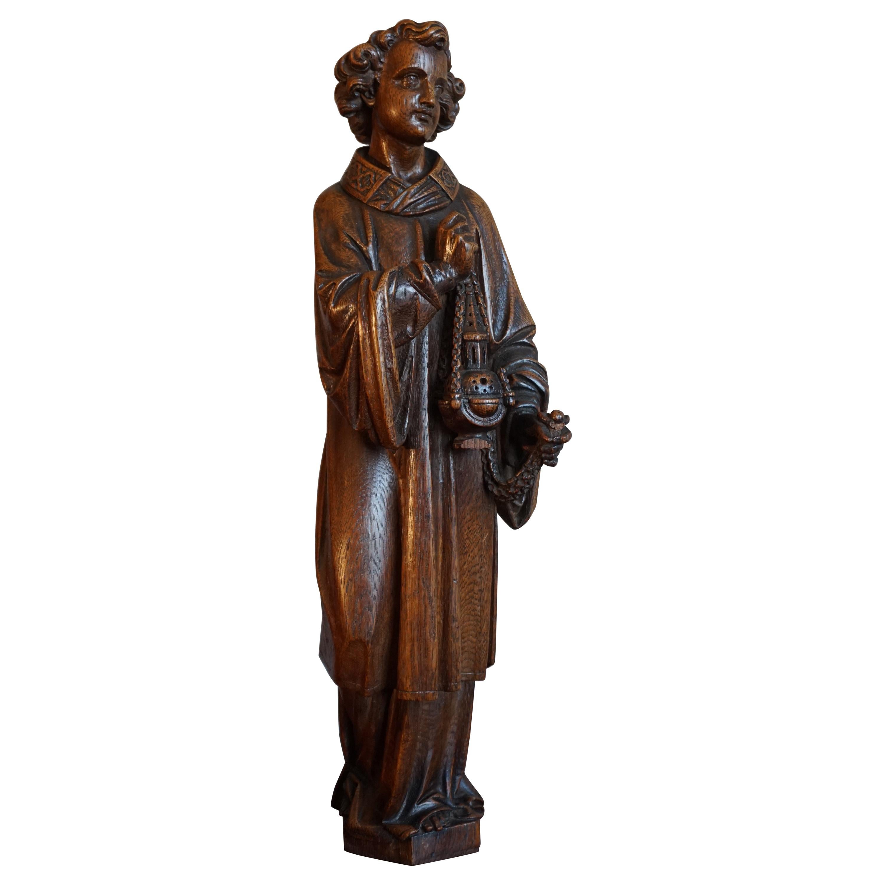 Sculpture d'enfant de chœur en bois de chêne néo-gothique:: sculptée à la main:: tenant un encensoir d'église