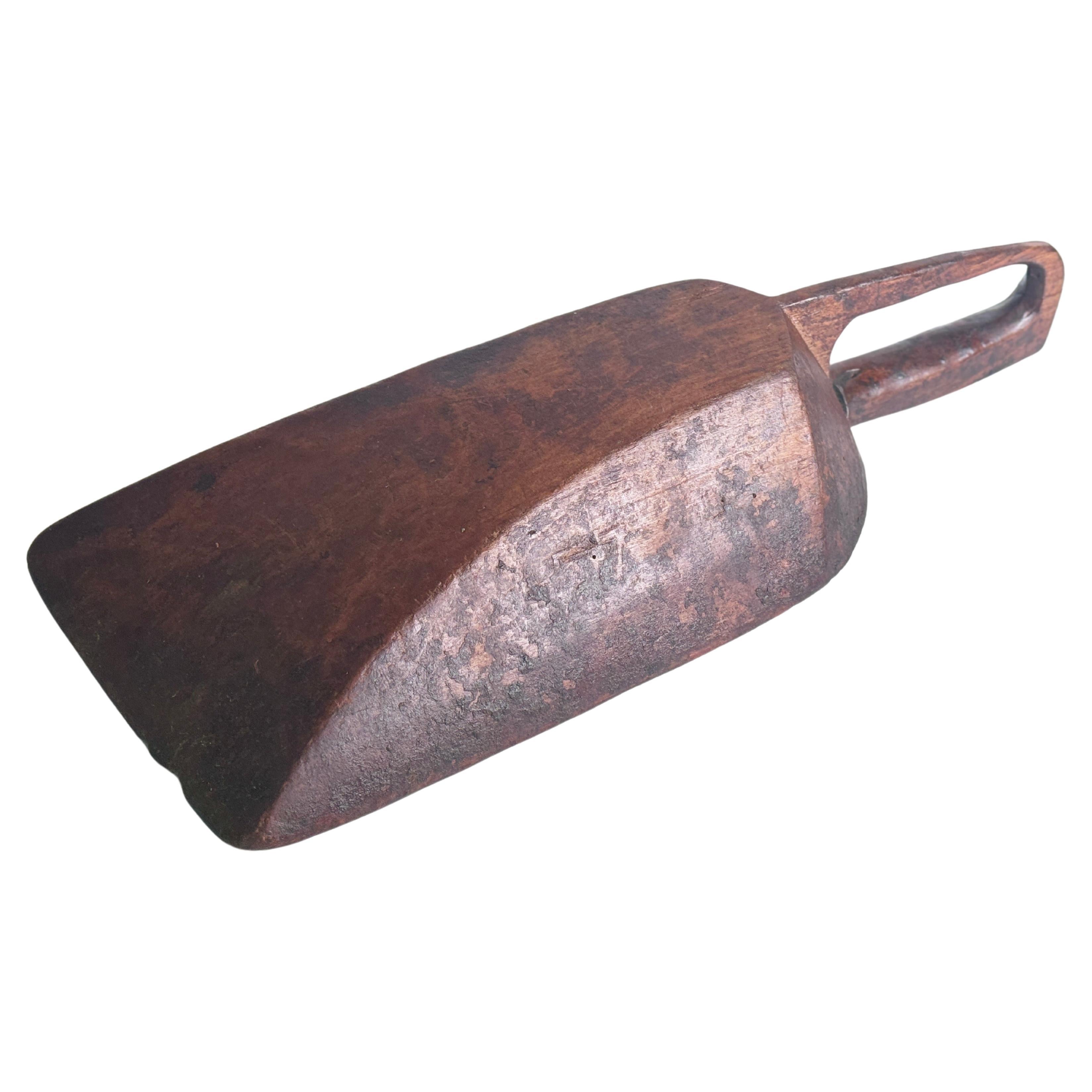 Pelle à Grain sculptée à la main 19ème siècle, couleur brune d'Angleterre État moyen - En vente à Auribeau sur Siagne, FR