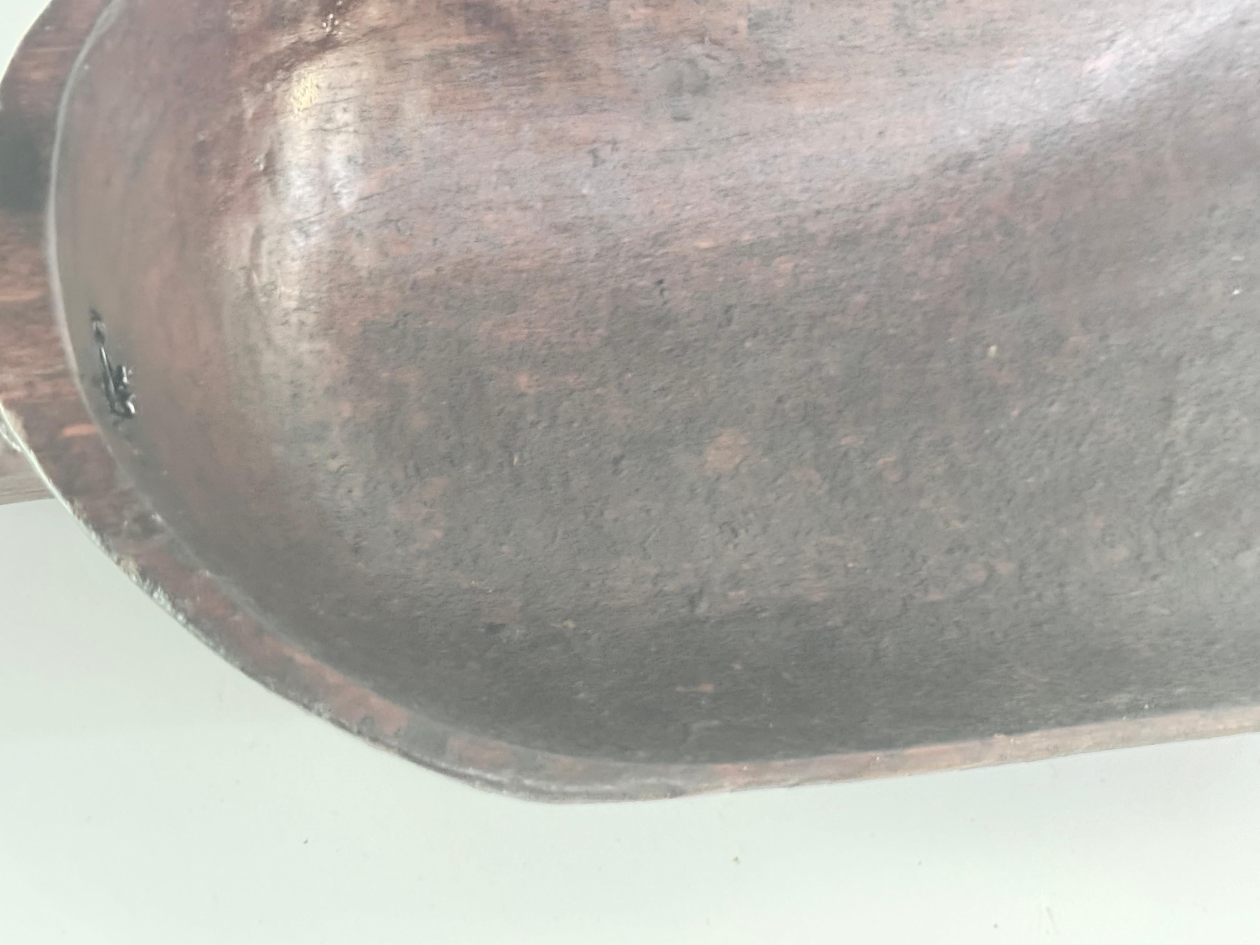 Pelle à Grain sculptée à la main 19ème siècle, couleur brune d'Angleterre en vente 3