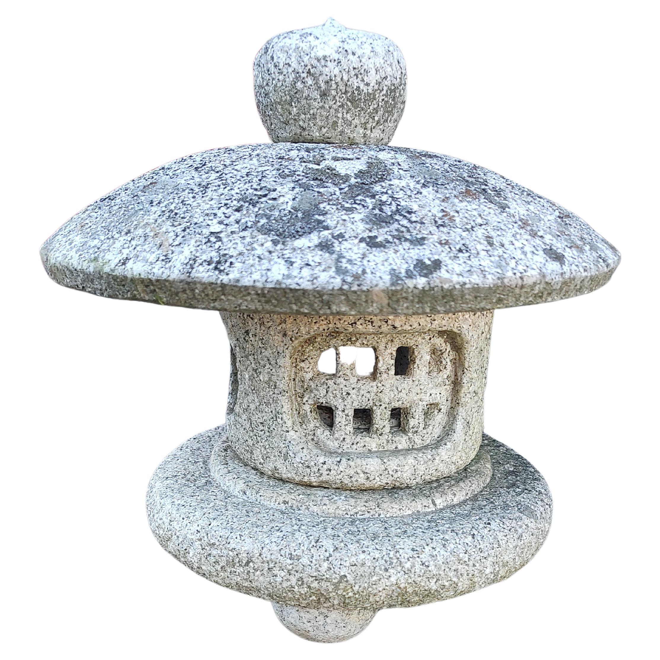 Japonisme Pagode de jardin en granit vintage sculptée à la main 4 Pieces en vente