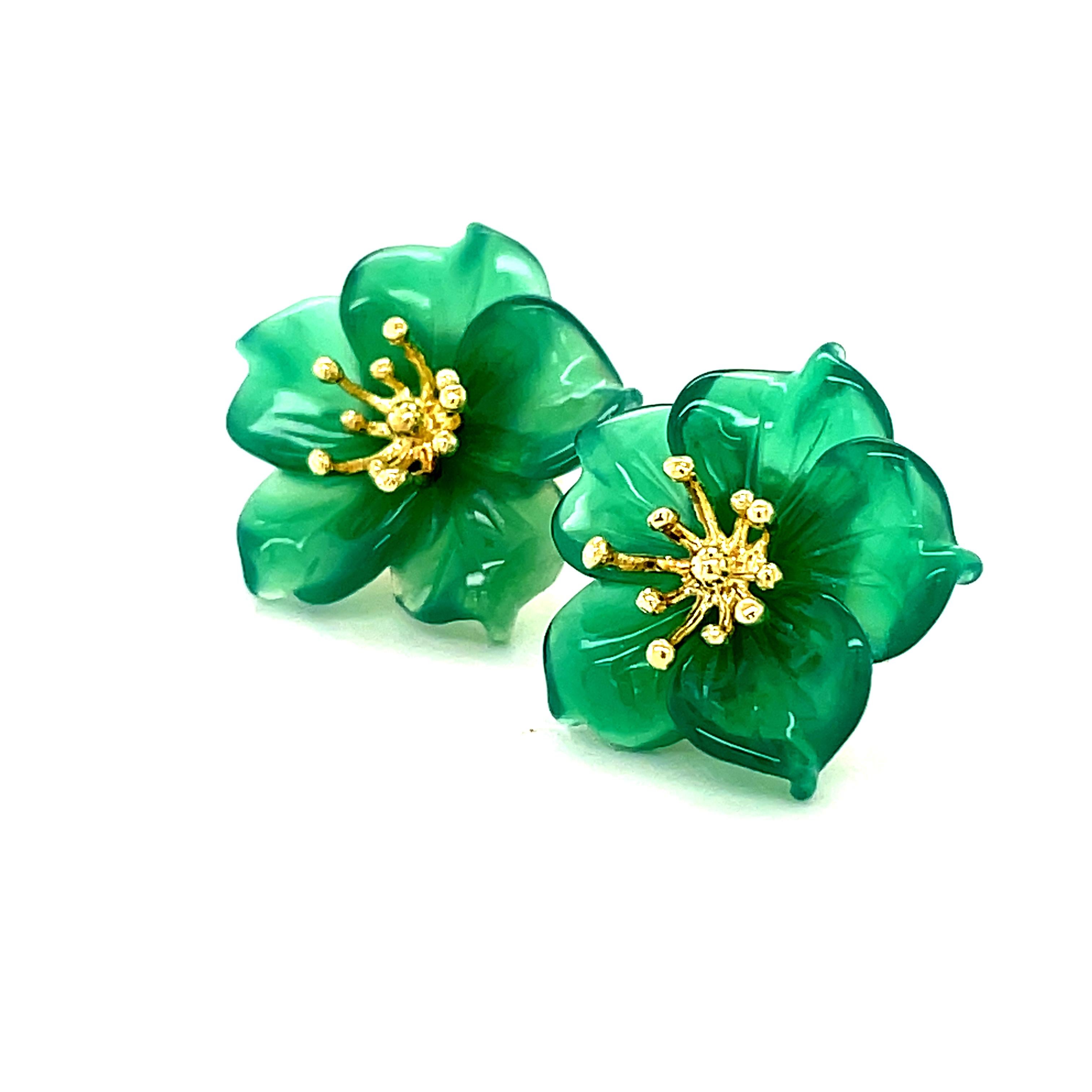 Hand Carved Green Agate Flower Earring 18K Yellow Gold Stamen Posts In New Condition In Los Angeles, CA