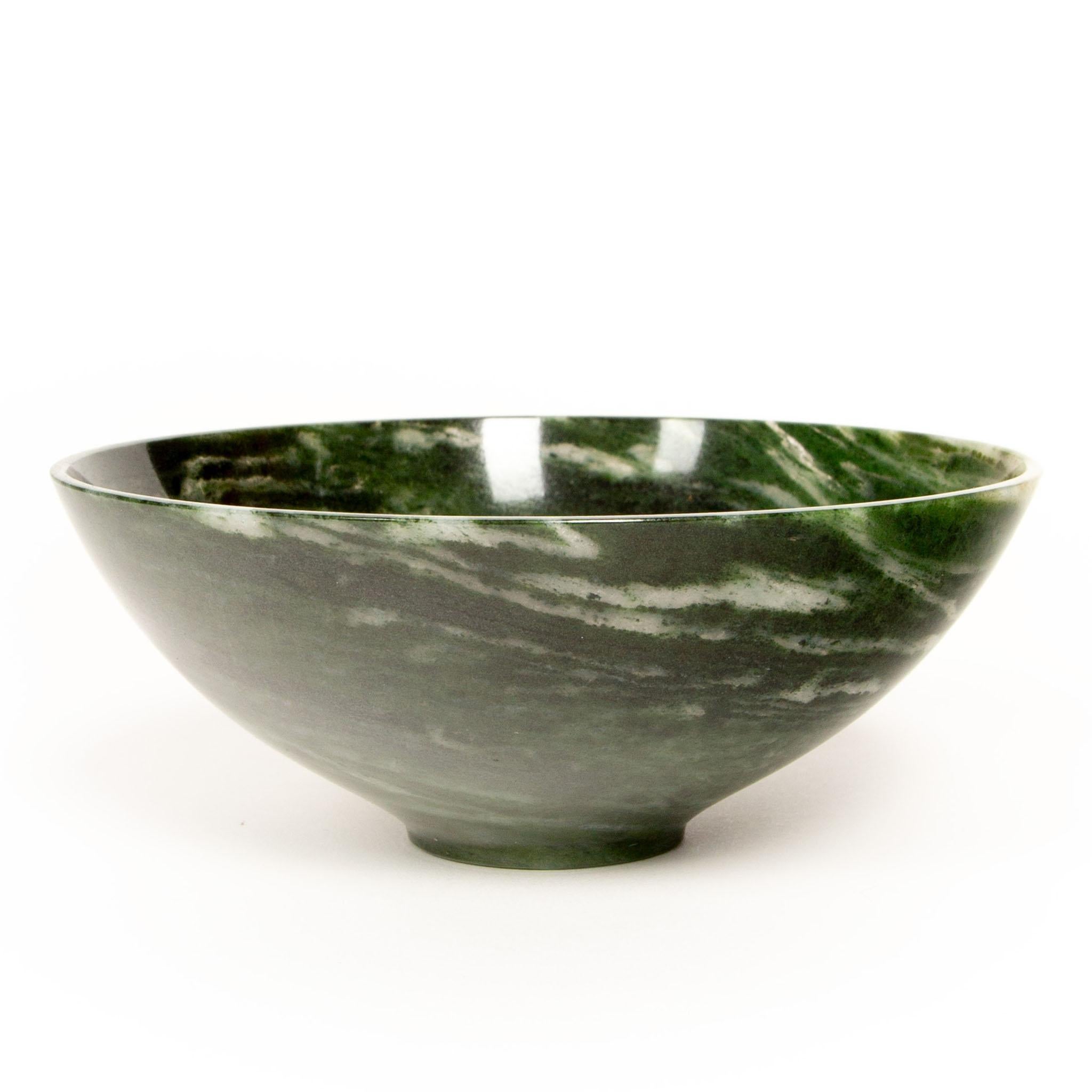 Hand-Carved Green Aventurine Bowl – A Touch of Elegance & Luck In New Condition For Sale In New York, NY