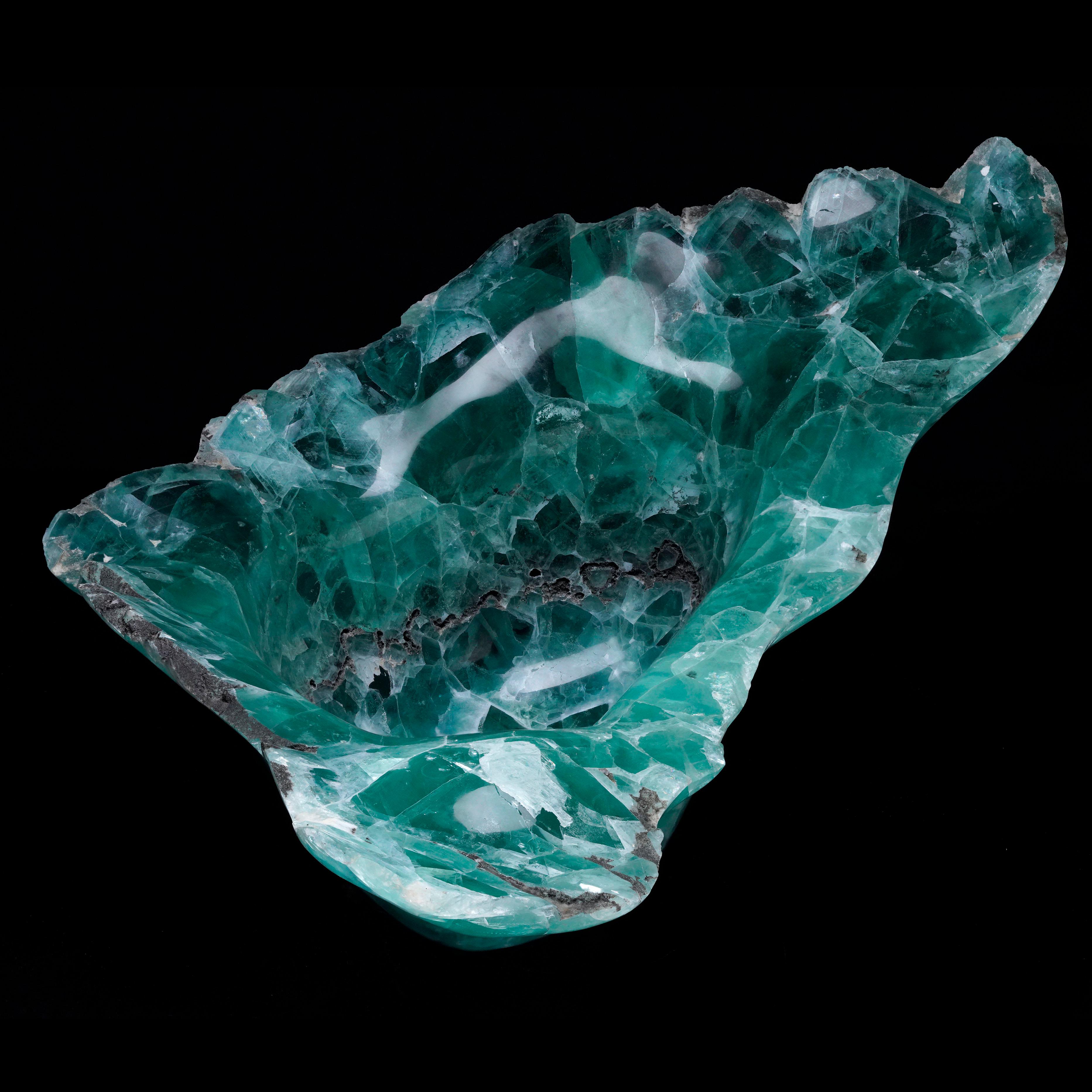 Questa ciotola da 27 libbre, profondamente pigmentata, variamente traslucida ed energicamente libera, è stata sapientemente scolpita a mano in fluorite cinese di eccellente qualità. Con il suo aspetto unico e le sue superfici lucide e lucidate a