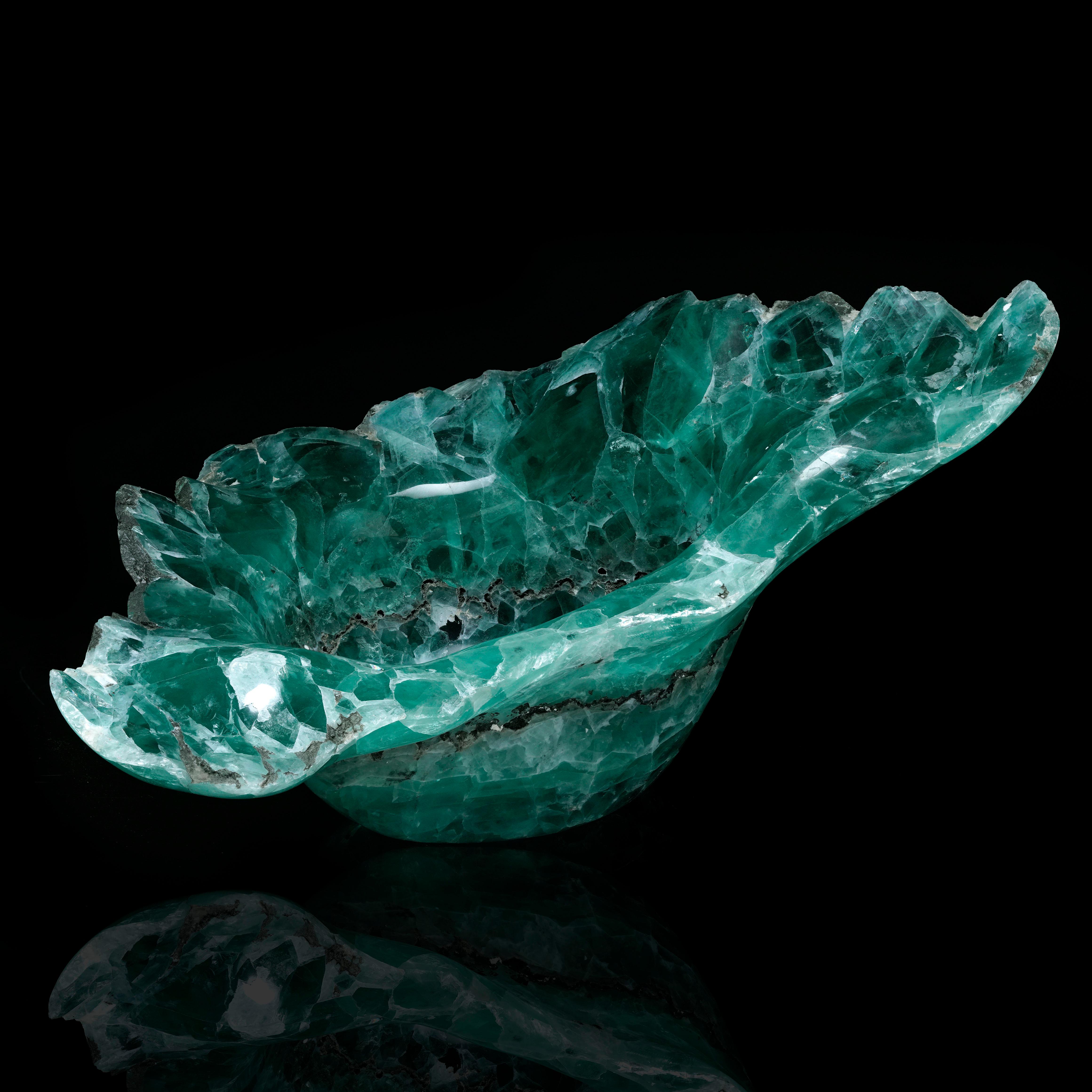 Intagliato a mano Ciotola a forma libera di fluorite verde scolpita a mano in vendita