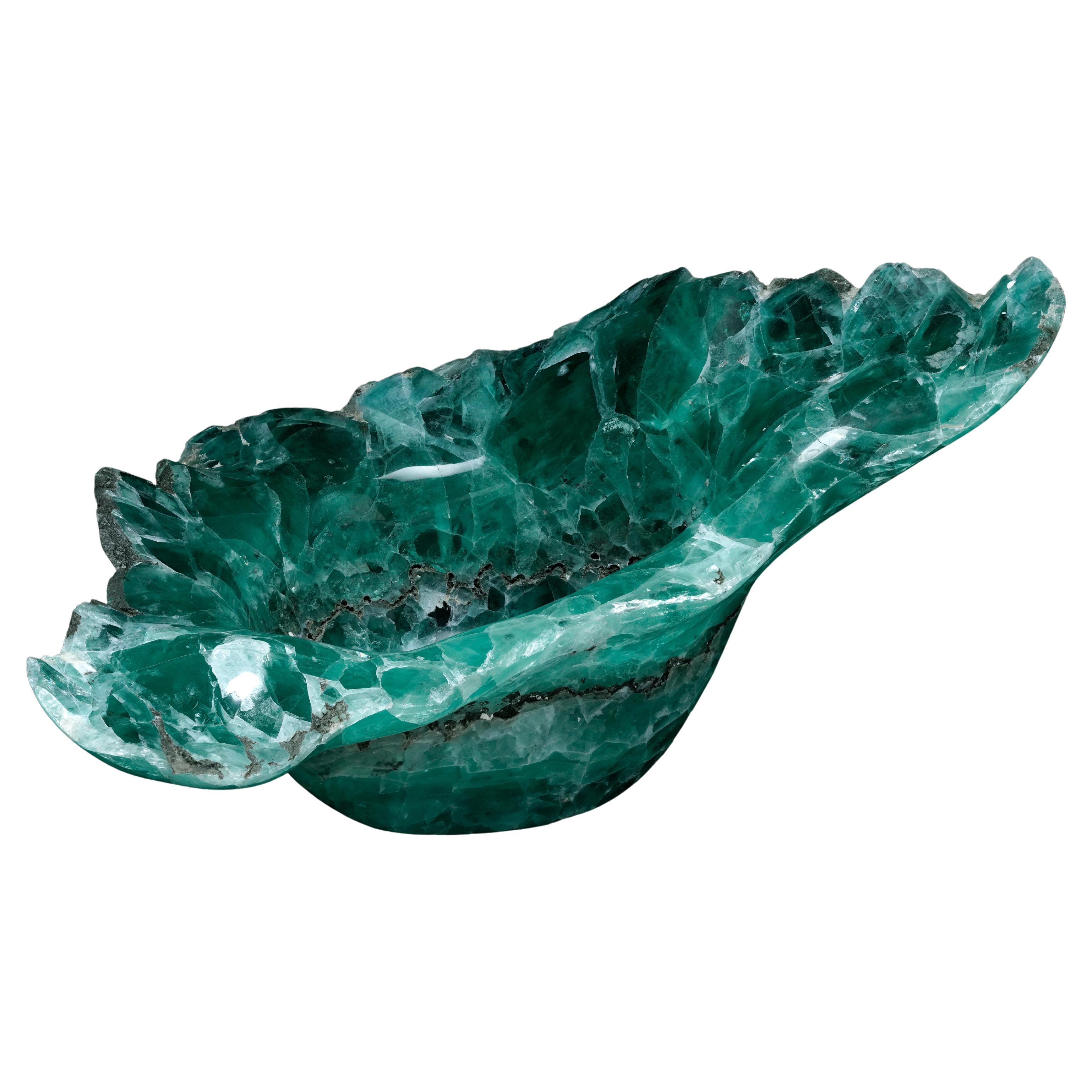 Ciotola a forma libera di fluorite verde scolpita a mano in vendita