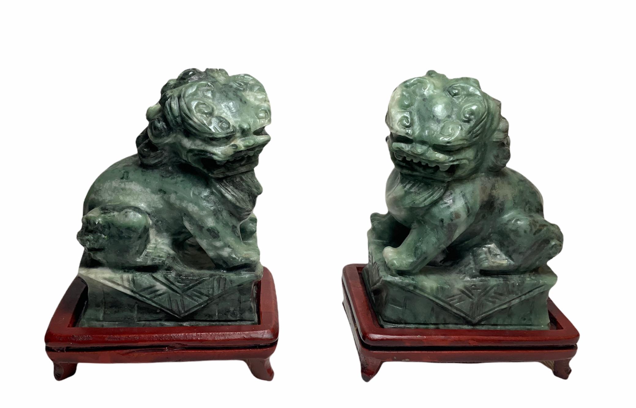 Exportation chinoise Petites sculptures/figurines de chiens Foo-Dogs chinois en pierre verte sculptées à la main en vente