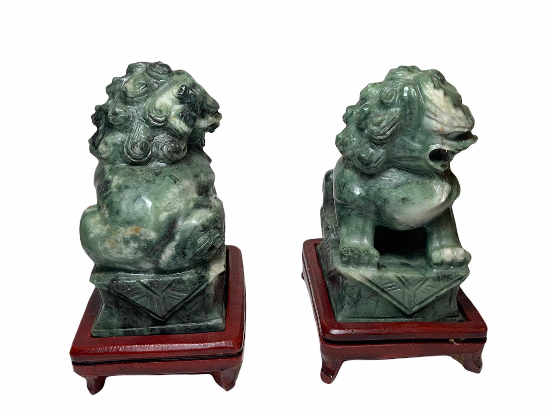 Sculpté à la main Petites sculptures/figurines de chiens Foo-Dogs chinois en pierre verte sculptées à la main en vente