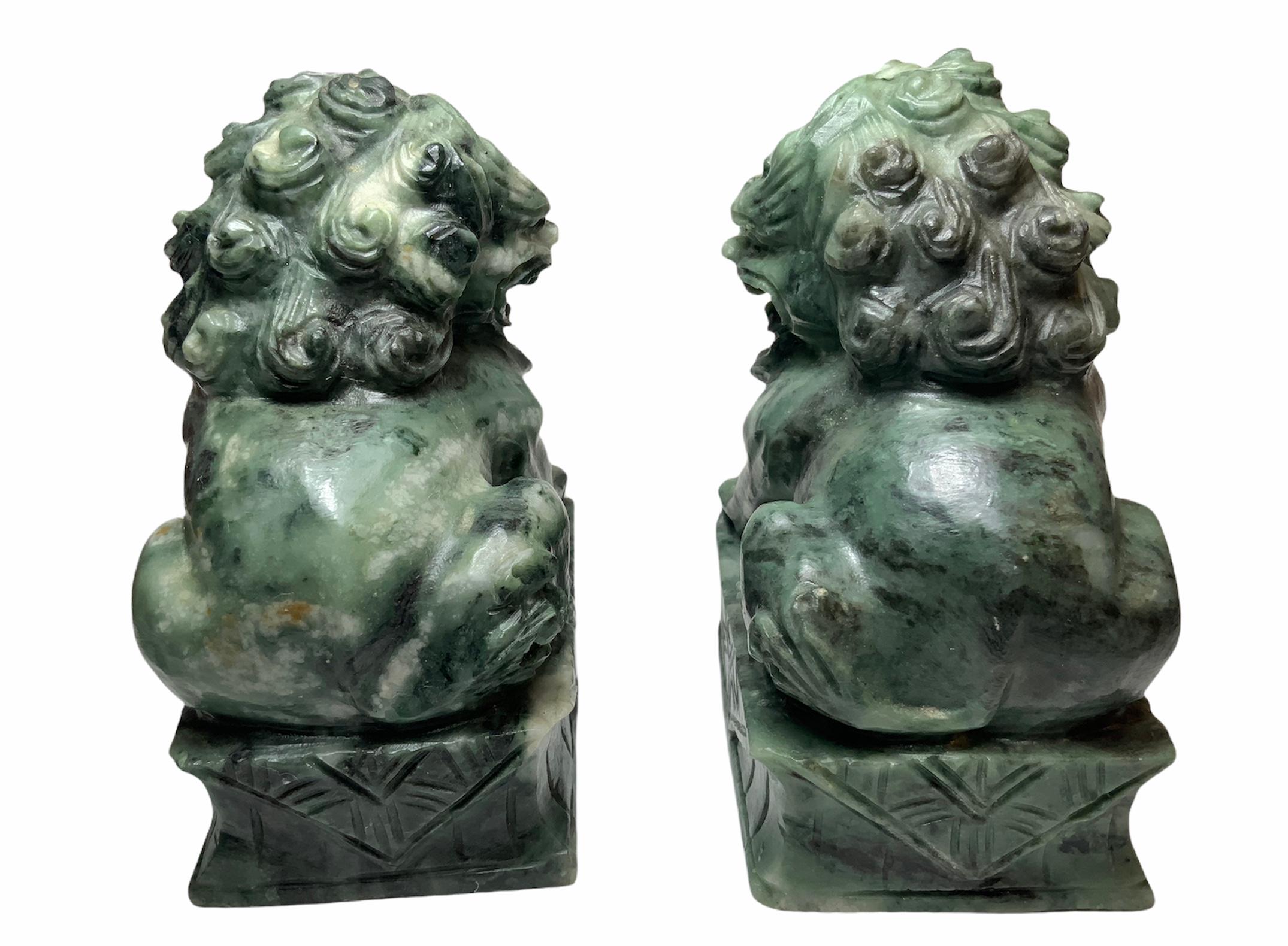 20ième siècle Petites sculptures/figurines de chiens Foo-Dogs chinois en pierre verte sculptées à la main en vente