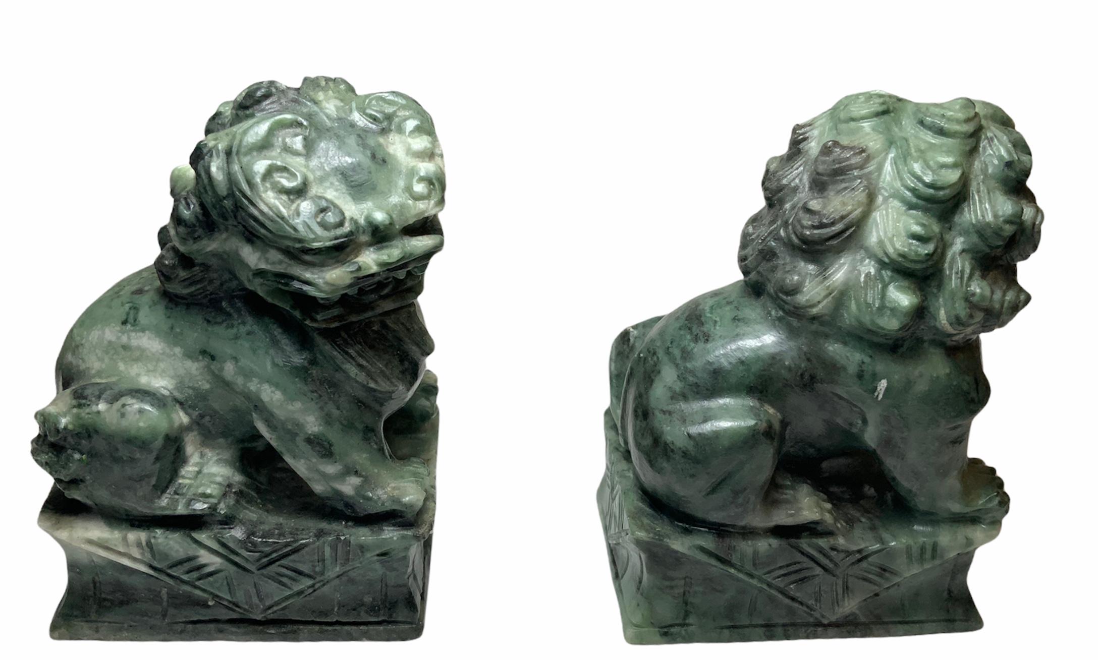 Pierre Petites sculptures/figurines de chiens Foo-Dogs chinois en pierre verte sculptées à la main en vente