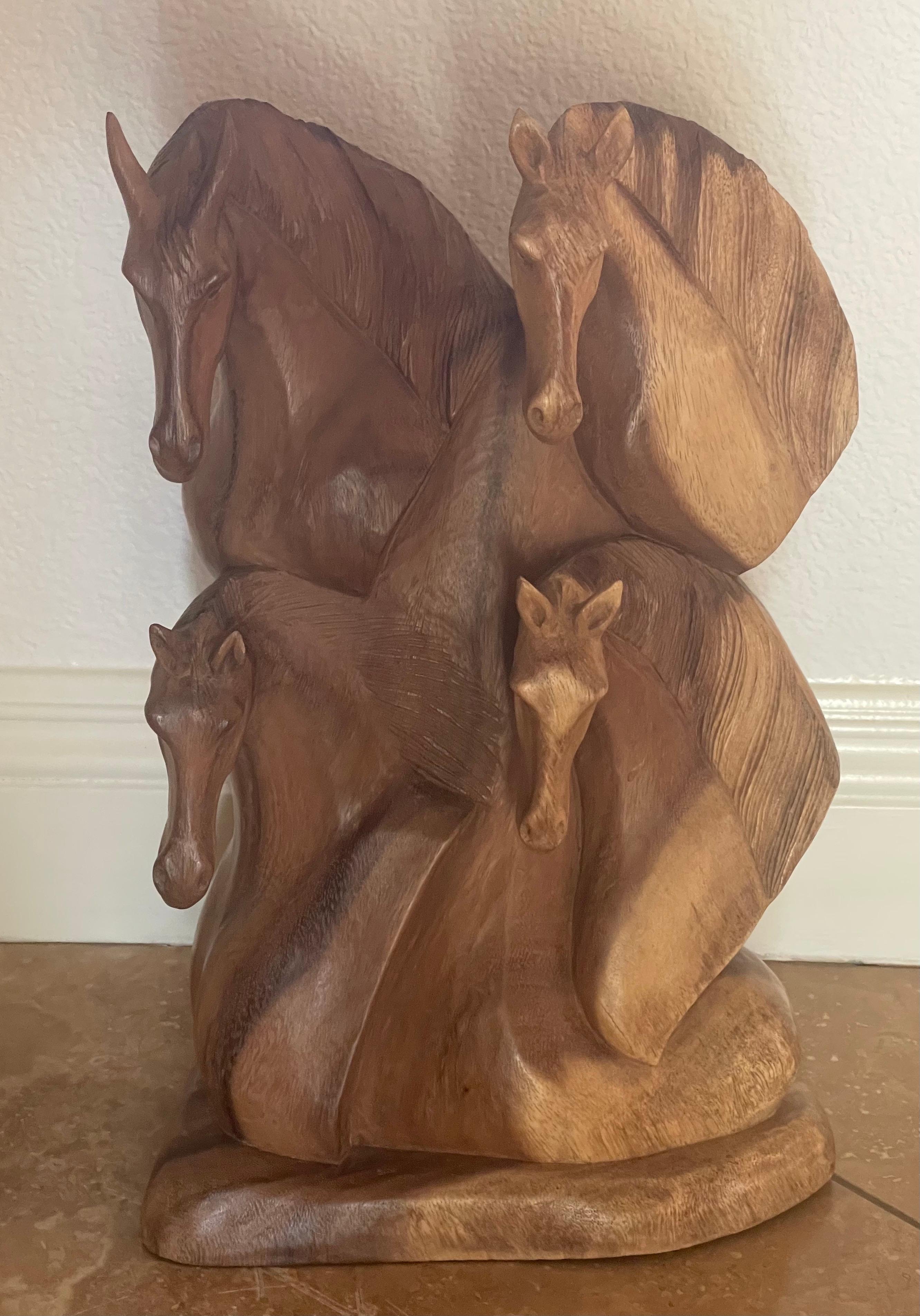 Sculpture de tête de quatre chevaux en bois dur, sculptée à la main, datant des années 1980. Cette grande pièce d'exception a été fabriquée de manière complexe et s'intègre parfaitement à tout type de décor. La pièce est en très bon état et mesure