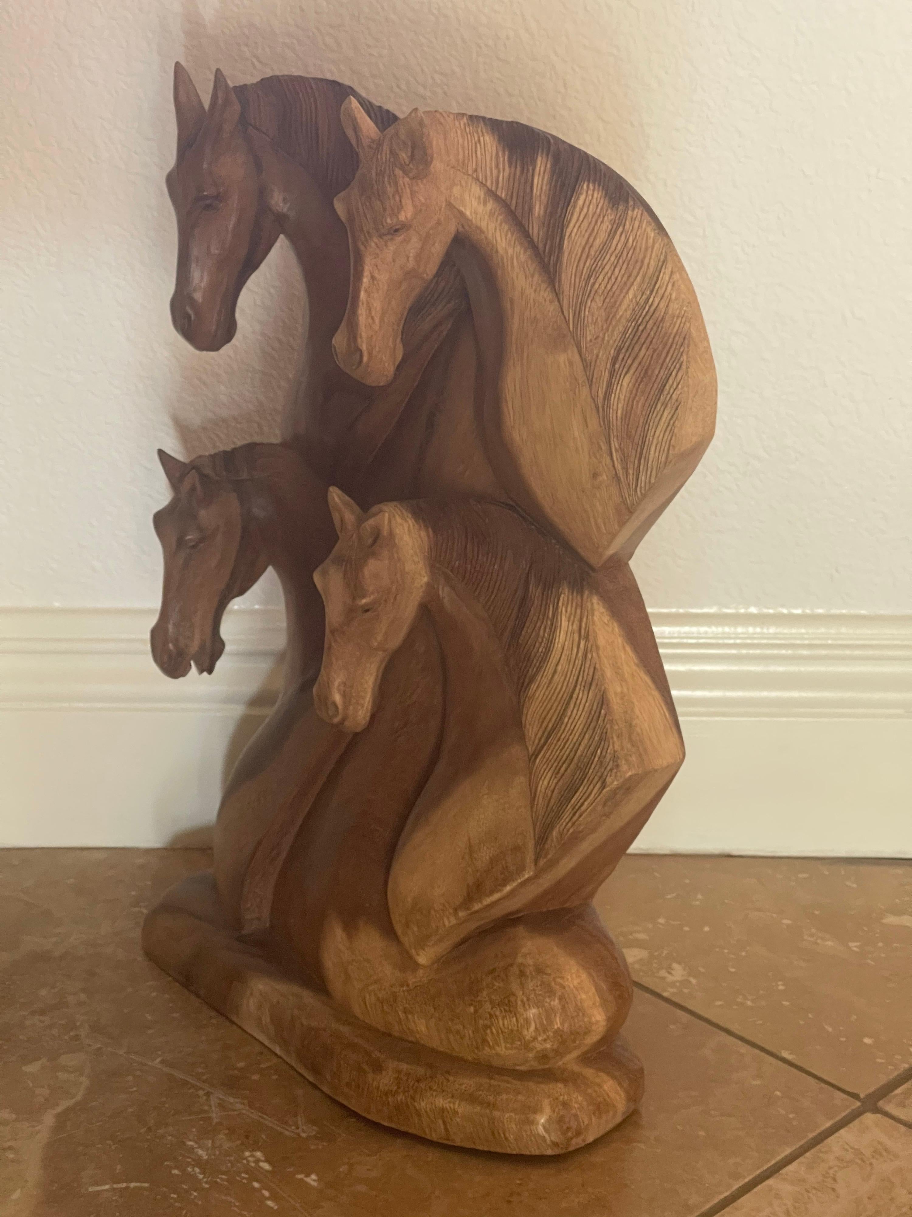 Bois de feuillus Sculpture de quatre têtes de chevaux en bois dur sculptée à la main en vente