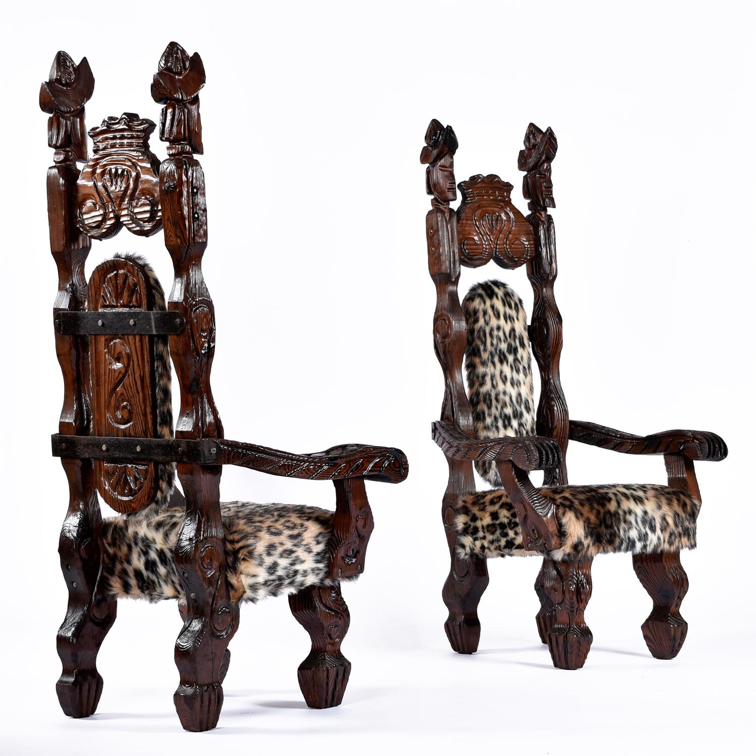 Mid-Century Modern Chaises trônes Witco Tiki à haut dossier en fausse fourrure léopard sculptées à la main en vente