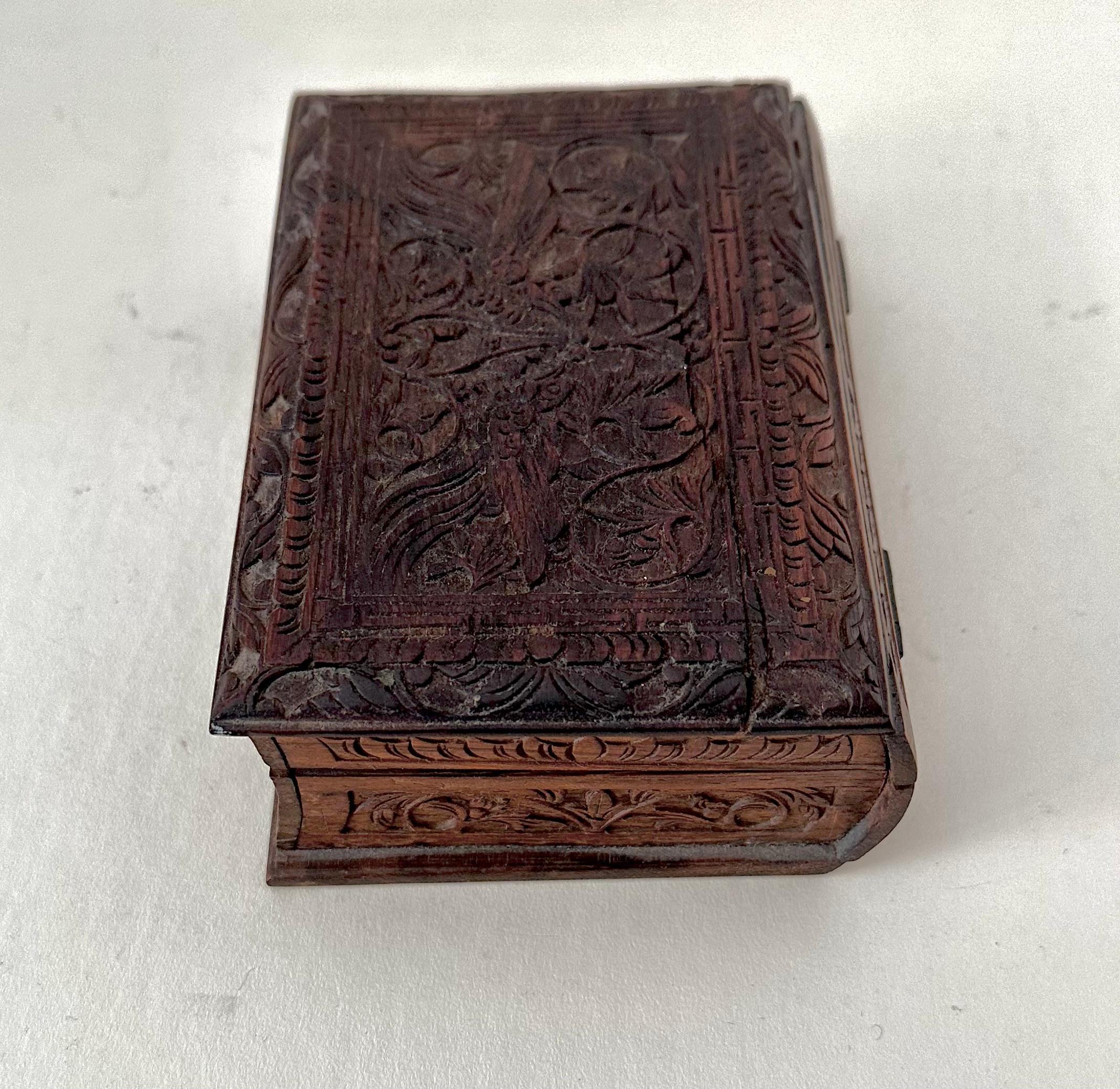Hand Carved Hinged Box In Good Condition For Sale In Los Angeles, CA