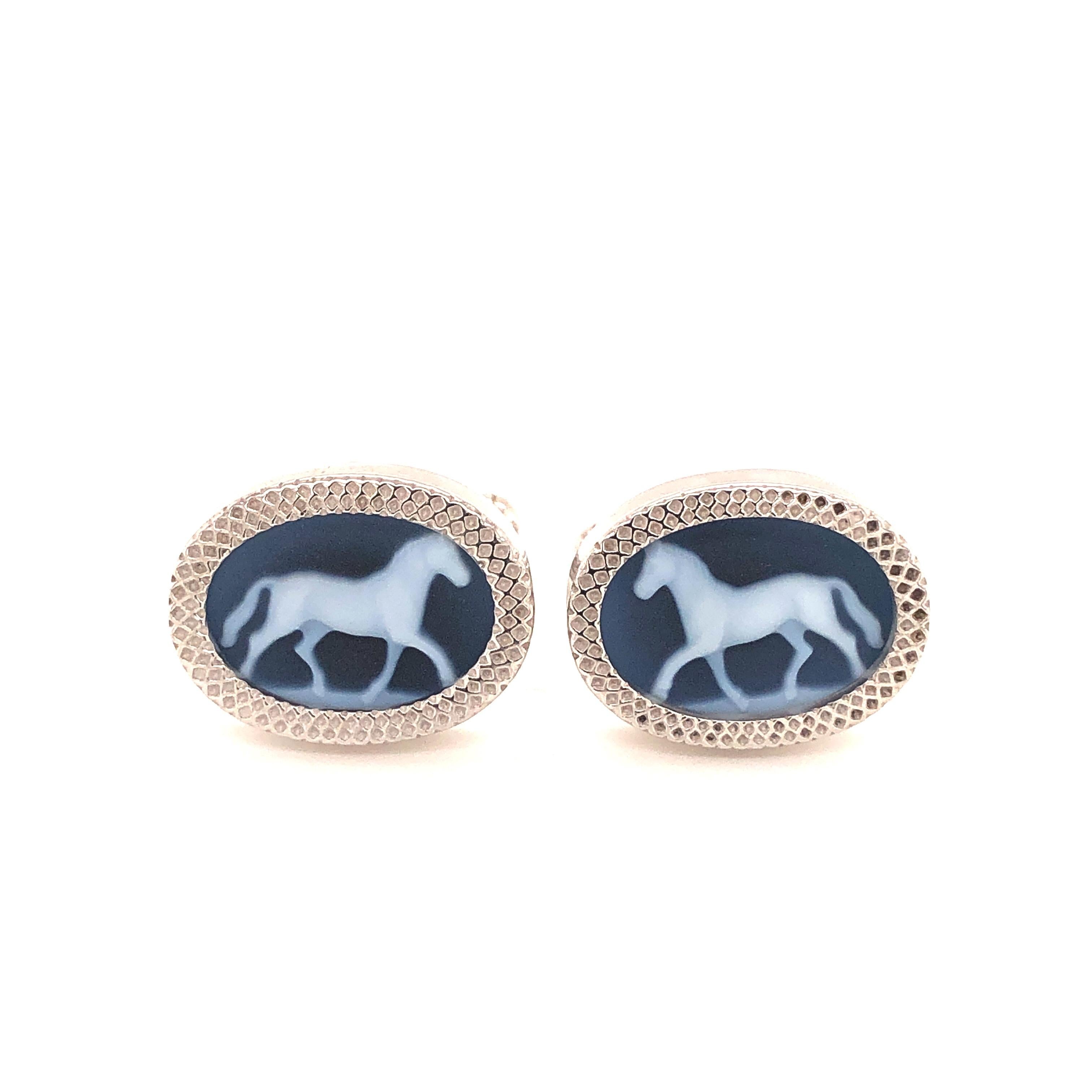 Taille ovale Boutons de manchette en argent sterling avec camée en agate de cheval sculptée à la main. en vente
