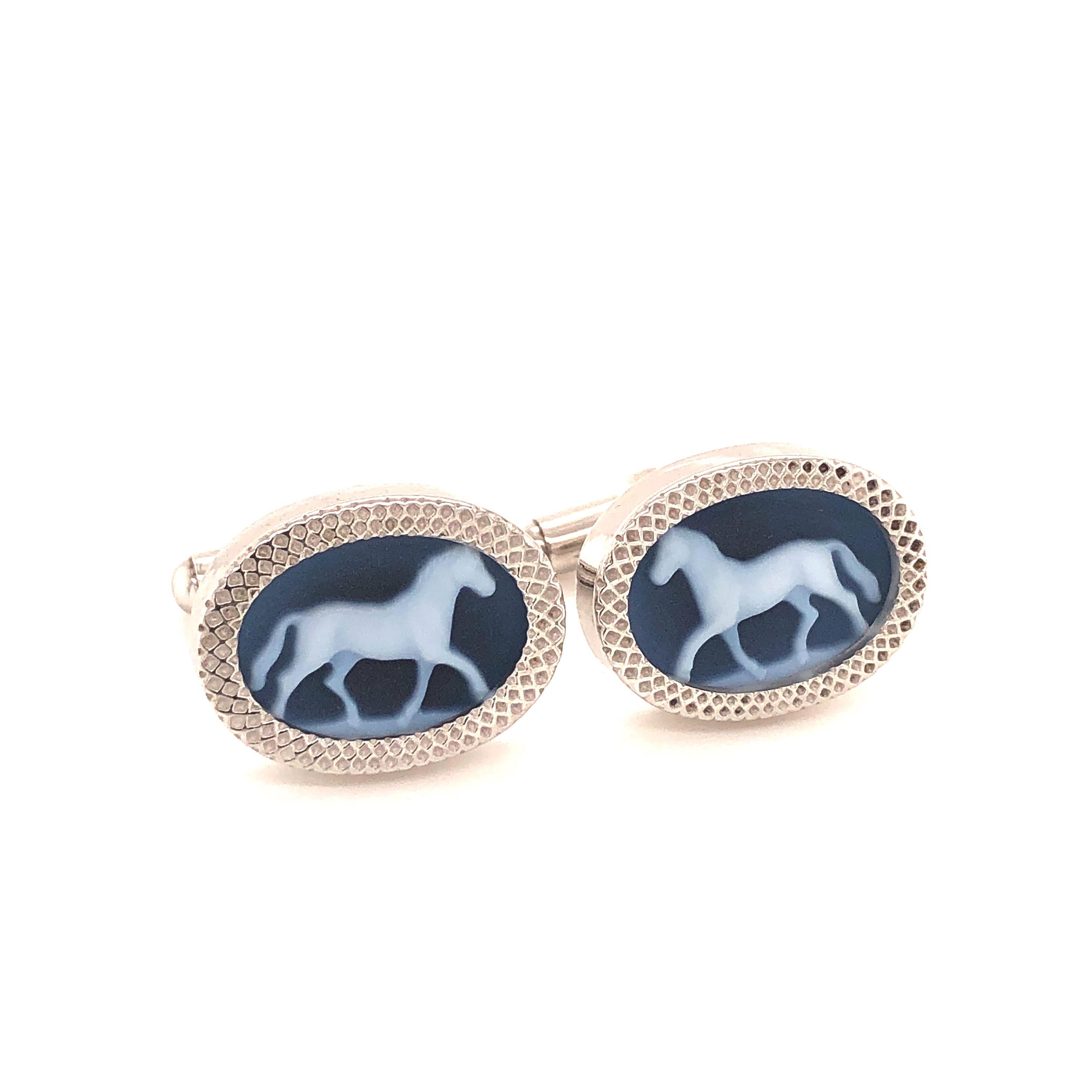 Boutons de manchette en argent sterling avec camée en agate de cheval sculptée à la main. Unisexe en vente