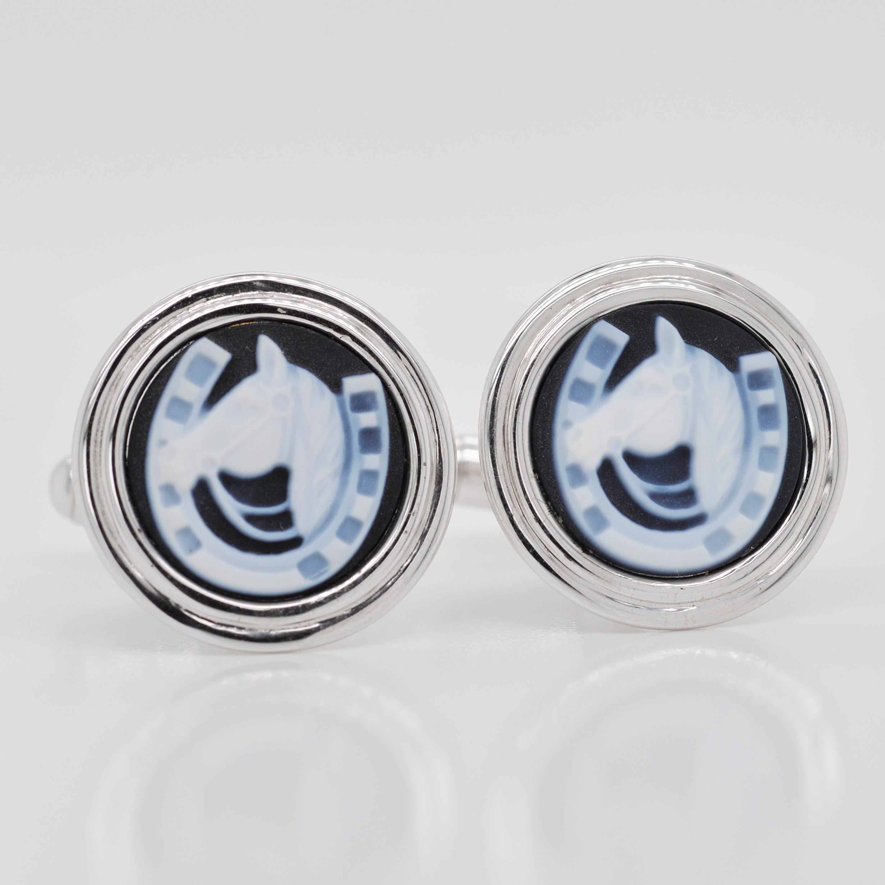 Hand-Carved Horse-Shoe Agate Cameo Sterling Silver Contemporary Cufflinks In New Condition For Sale In Jaipur, Rajasthan