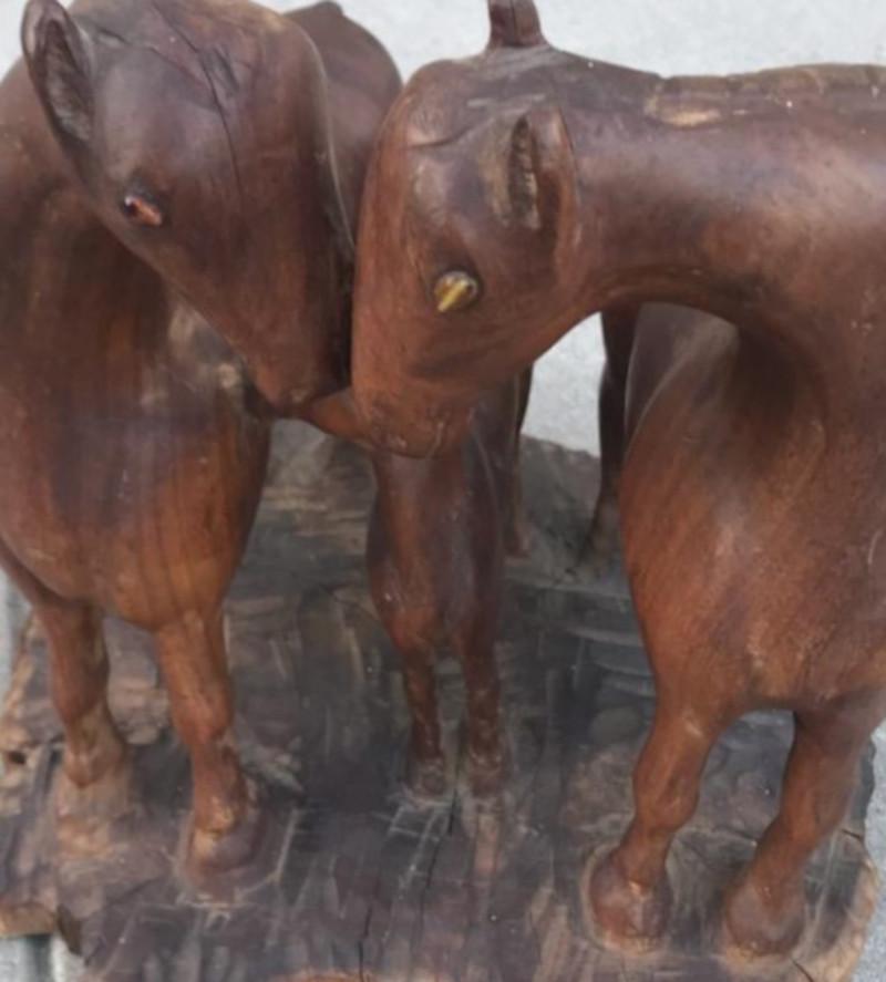 Cette fantastique famille de chevaux sculptés à la main est sculptée à partir d'une seule pièce de bois et se trouve dans un état étonnant tel que trouvé. Ils ont été achetés dans une collection d'art populaire de Californie. Acheté à l'origine dans