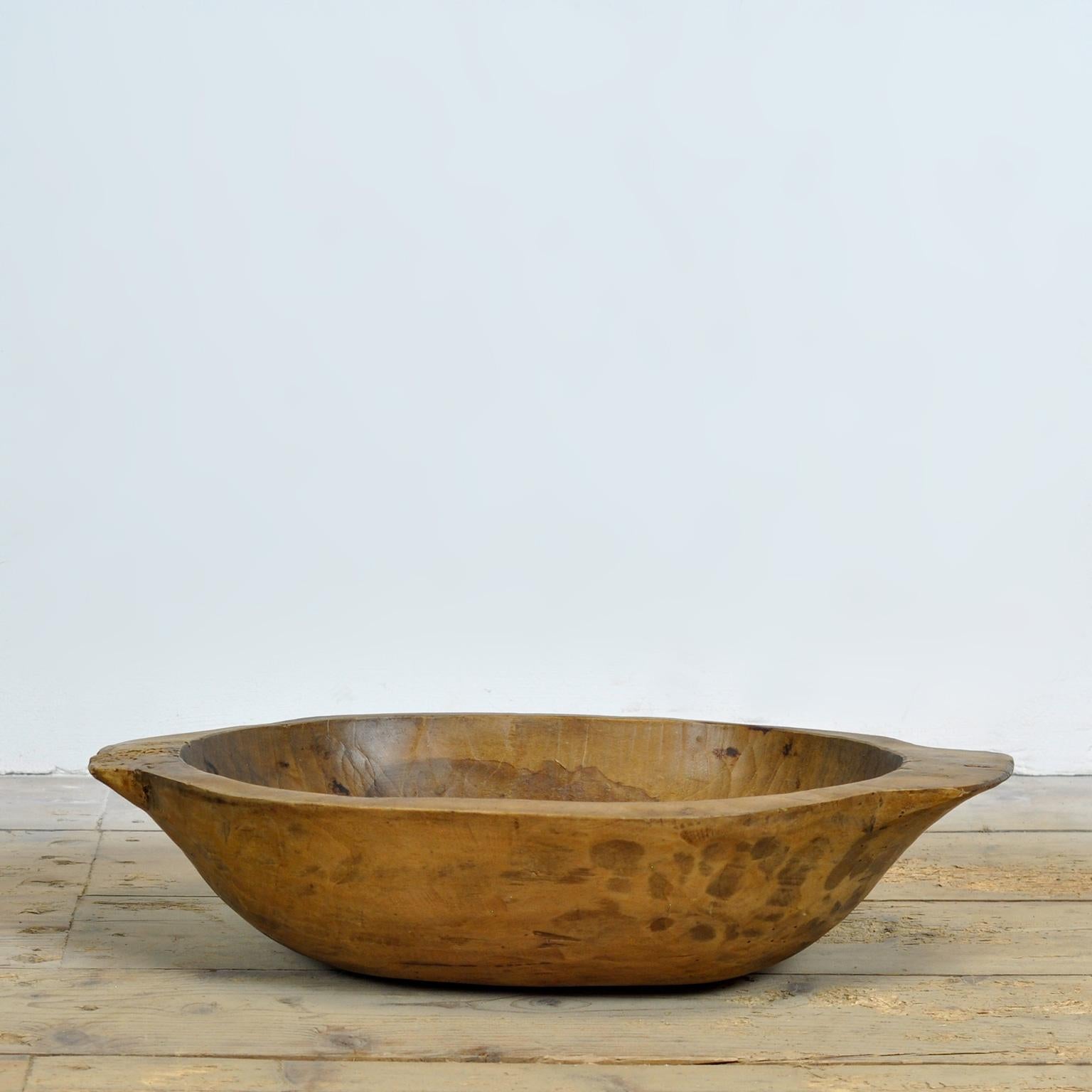 Bol à pâte hongrois sculpté à la main, vers 1900. Ce bol authentique est fabriqué en bois fruitier massif et présente un aspect chaud et altéré. Parfait comme pièce décorative ou comme généreuse coupe à fruits dans un intérieur de style champêtre.