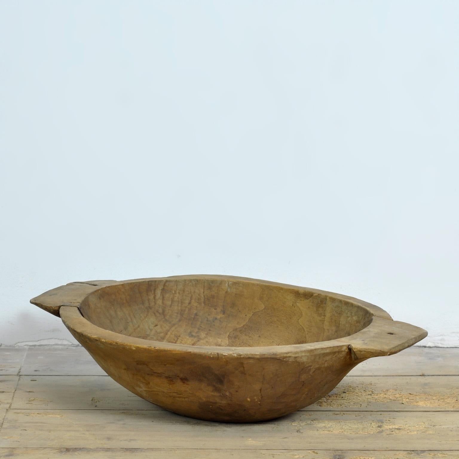 Bol à pâte hongrois sculpté à la main, vers 1900. Ce bol authentique est fabriqué en bois fruitier massif et présente un aspect chaud et altéré. Parfait comme pièce décorative ou comme généreuse coupe à fruits dans un intérieur de style champêtre.