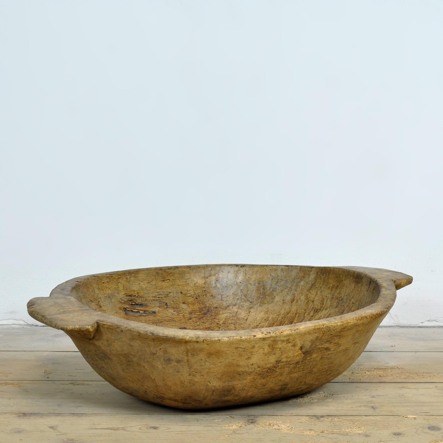 Bol à pâte hongrois sculpté à la main, vers 1900. Ce bol authentique est fabriqué en bois fruitier massif et présente un aspect chaud et altéré. Parfait comme pièce décorative ou comme généreuse coupe à fruits dans un intérieur de style champêtre.