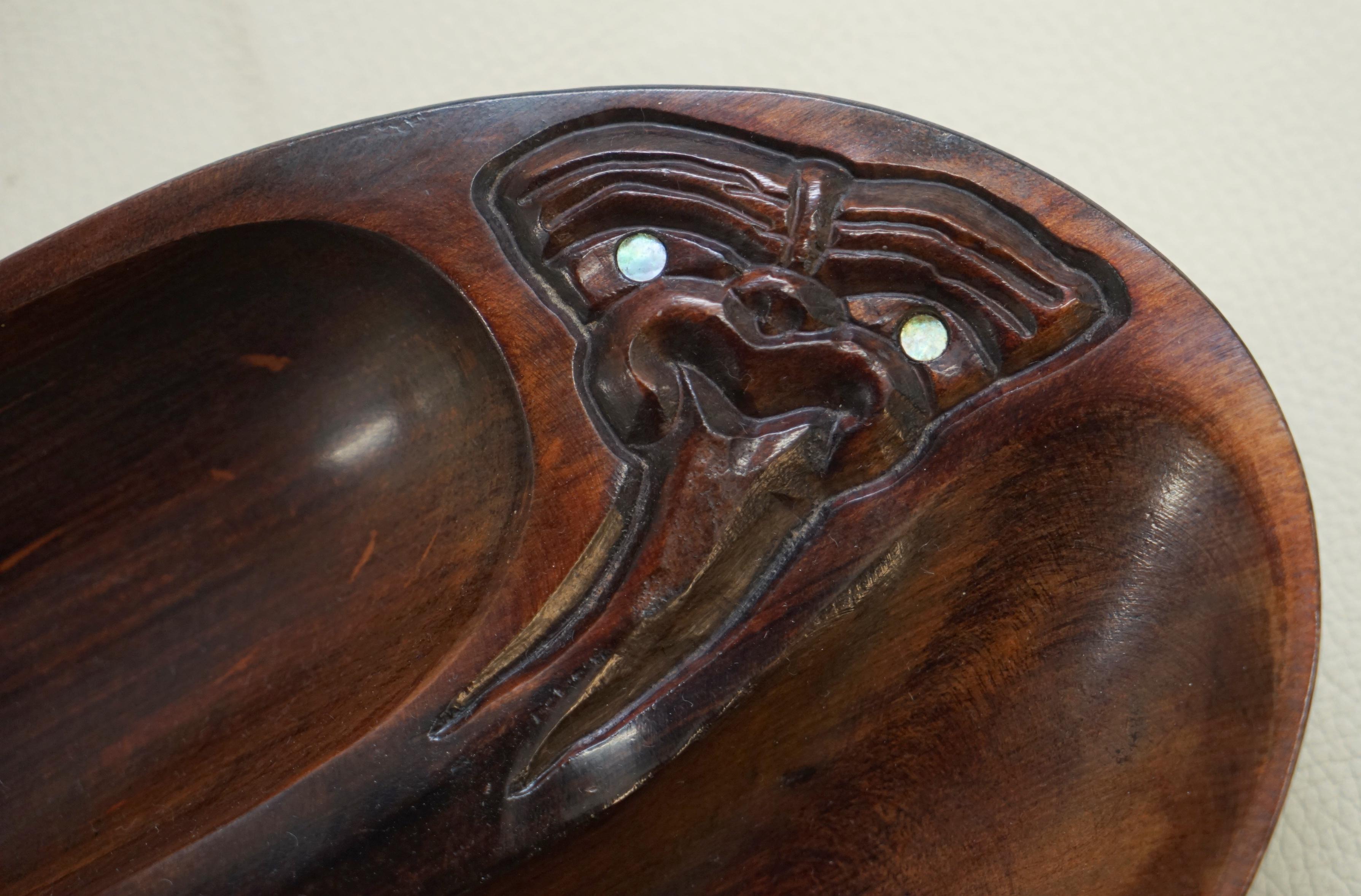 Bol à bijoux sculpté à la main en bois de Nouvelle-Zélande avec yeux en nacre, édition limitée en vente 1