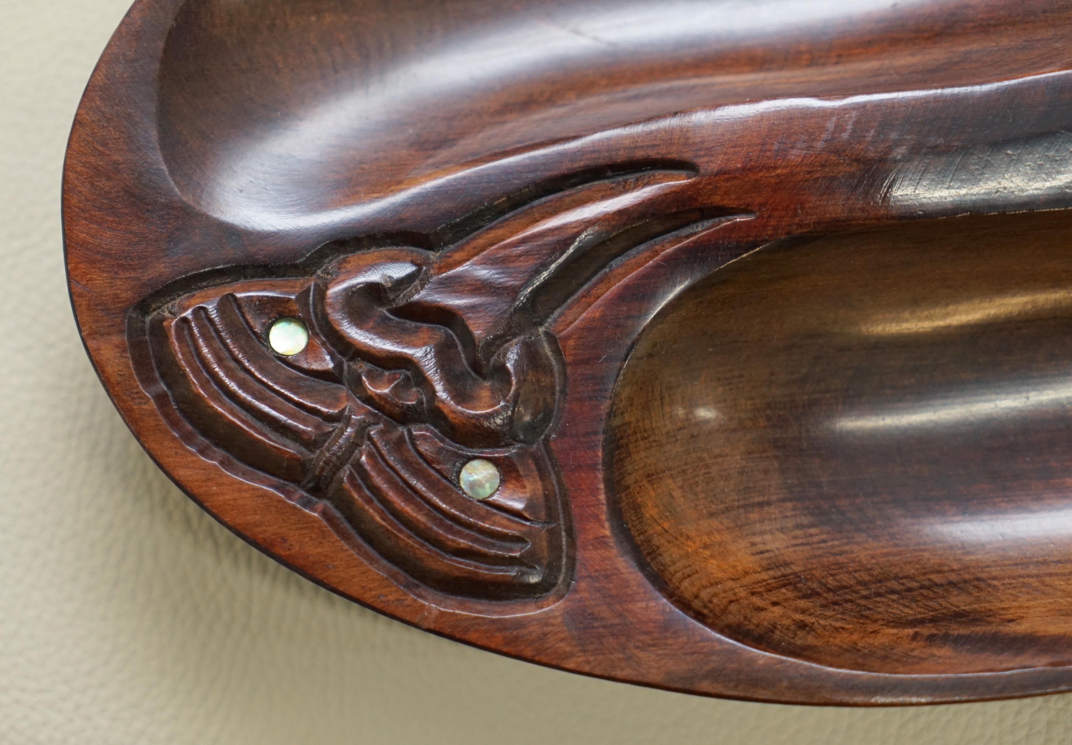 Bol à bijoux sculpté à la main en bois de Nouvelle-Zélande avec yeux en nacre, édition limitée en vente 2