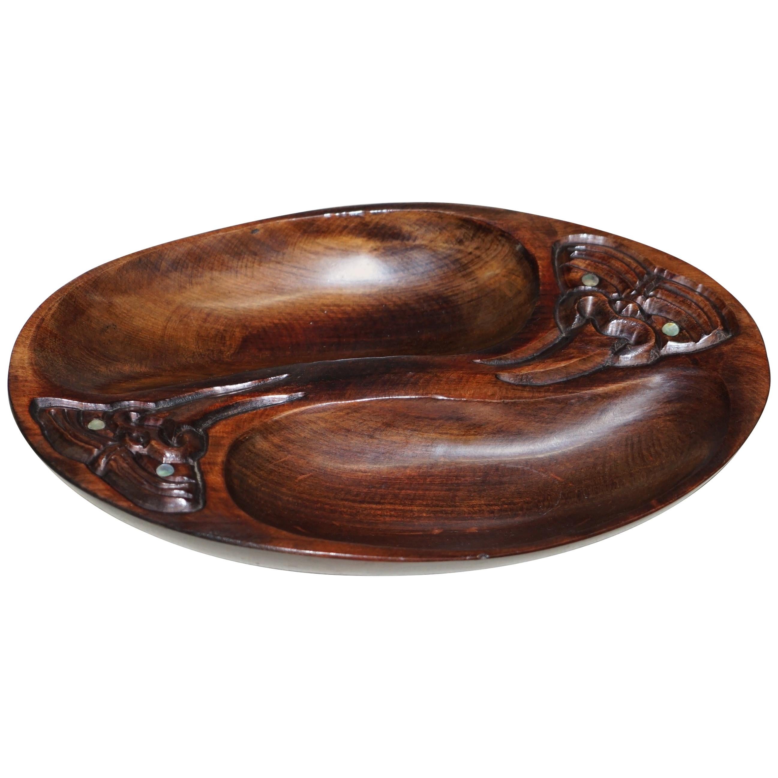 Bol à bijoux sculpté à la main en bois de Nouvelle-Zélande avec yeux en nacre, édition limitée en vente