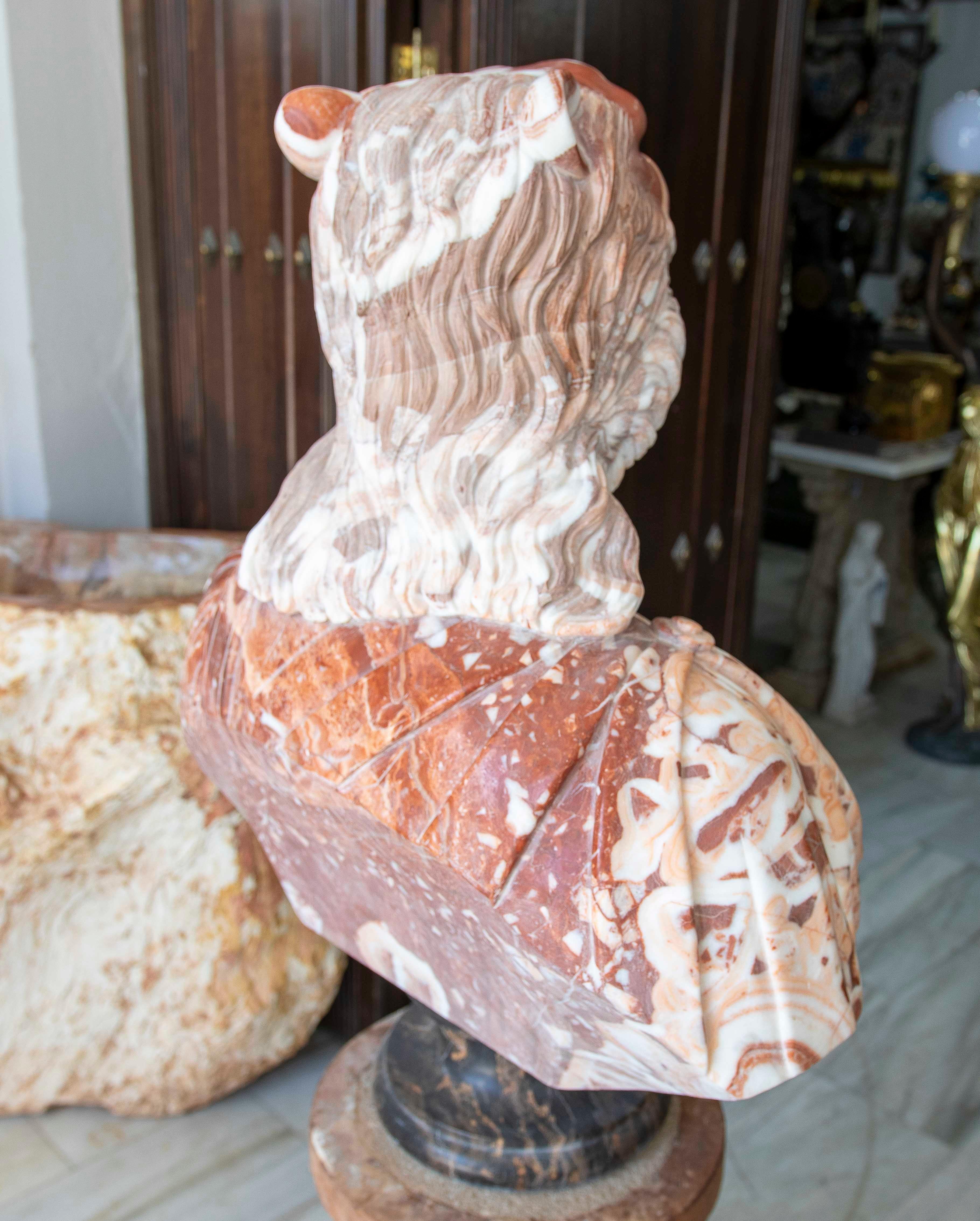 Scolpito a mano in tre tipi di marmo Busto di Mitridate VI sulla base. in vendita 10