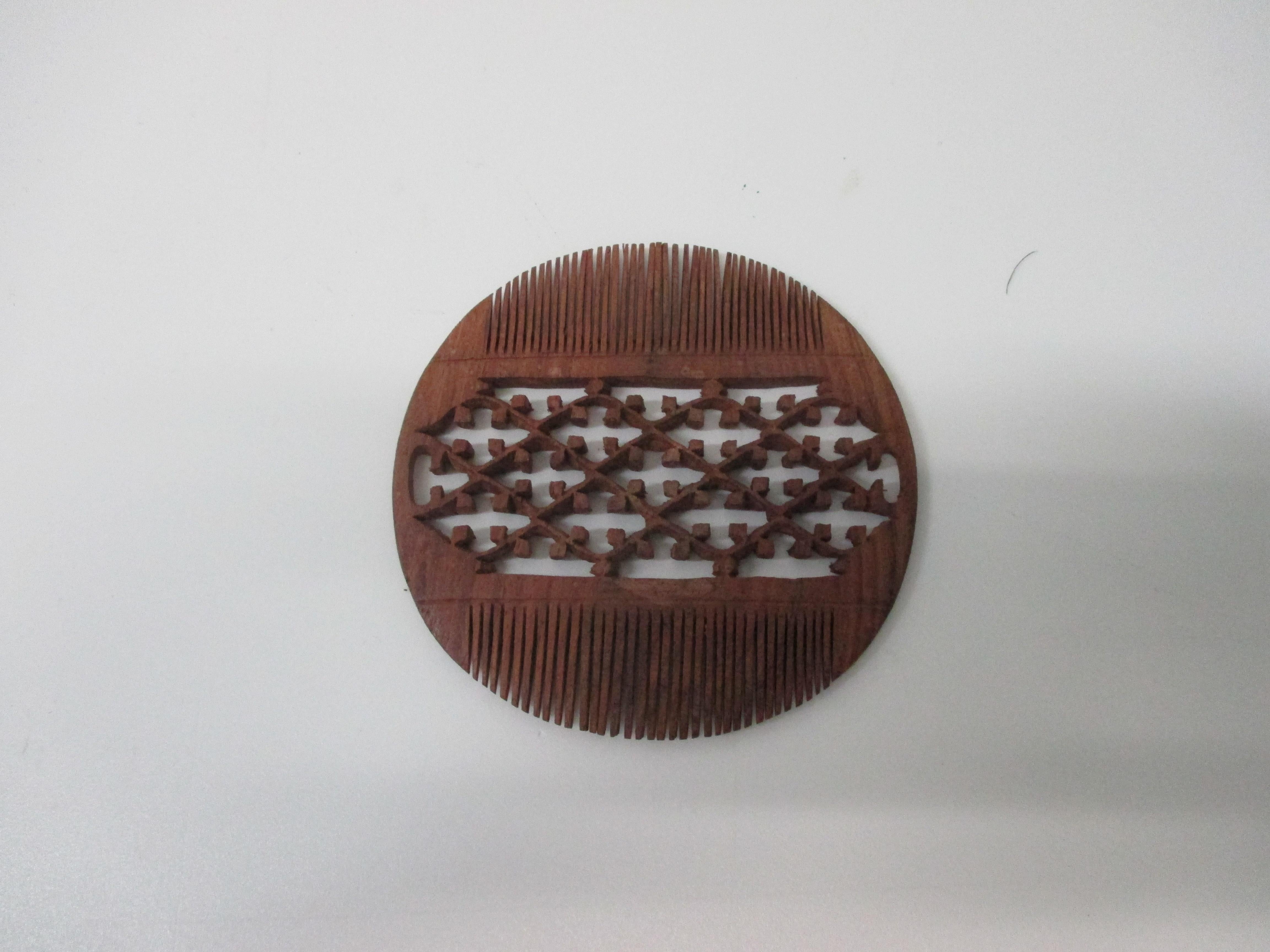 Hand carved Indian hair comb
Size: 3.75” D.