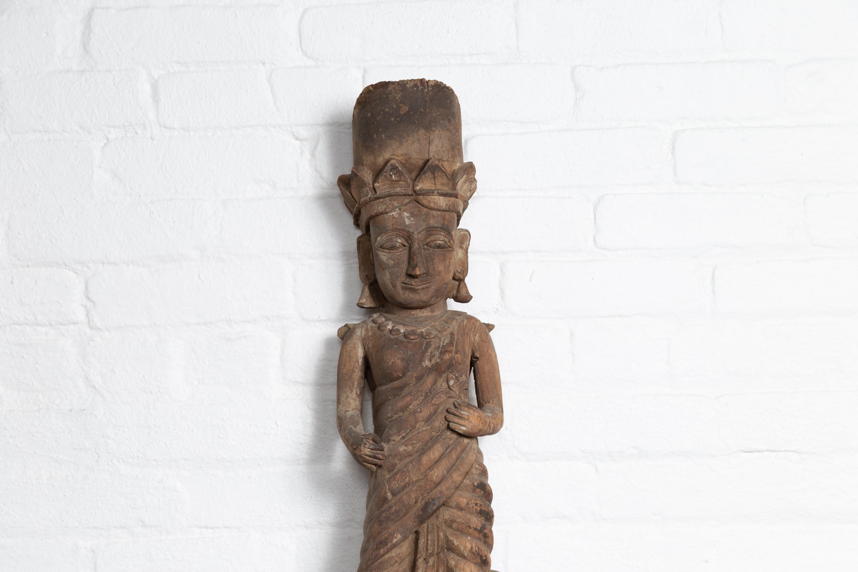 Sculpté à la main Statue de temple indien sculptée à la main du Gujarat représentant une divinité hindoue en vente