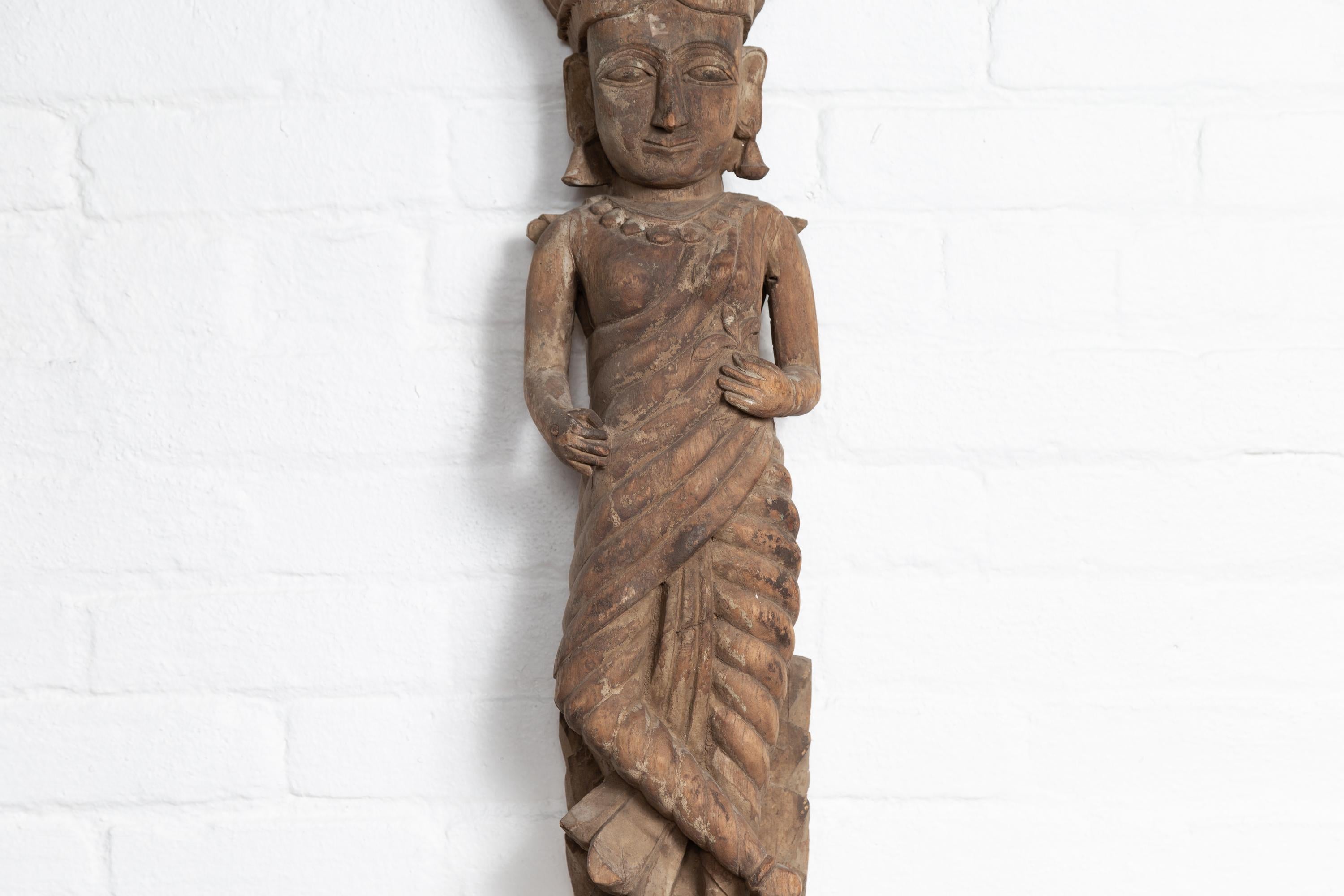 Statue de temple indien sculptée à la main du Gujarat représentant une divinité hindoue Bon état - En vente à Yonkers, NY
