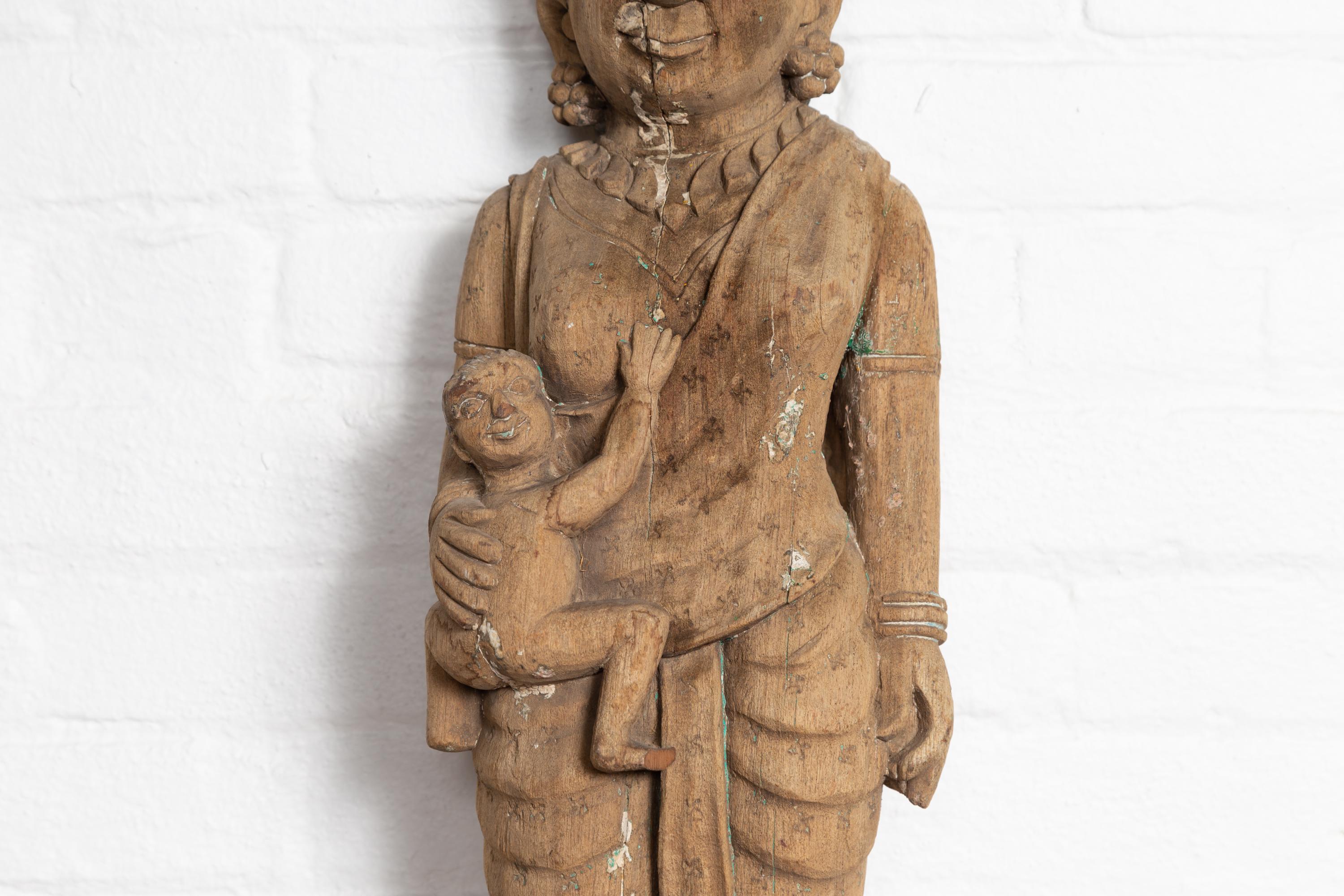 Sculpté à la main Statue de temple indien sculptée à la main du Gujarat représentant une mère et son enfant en vente