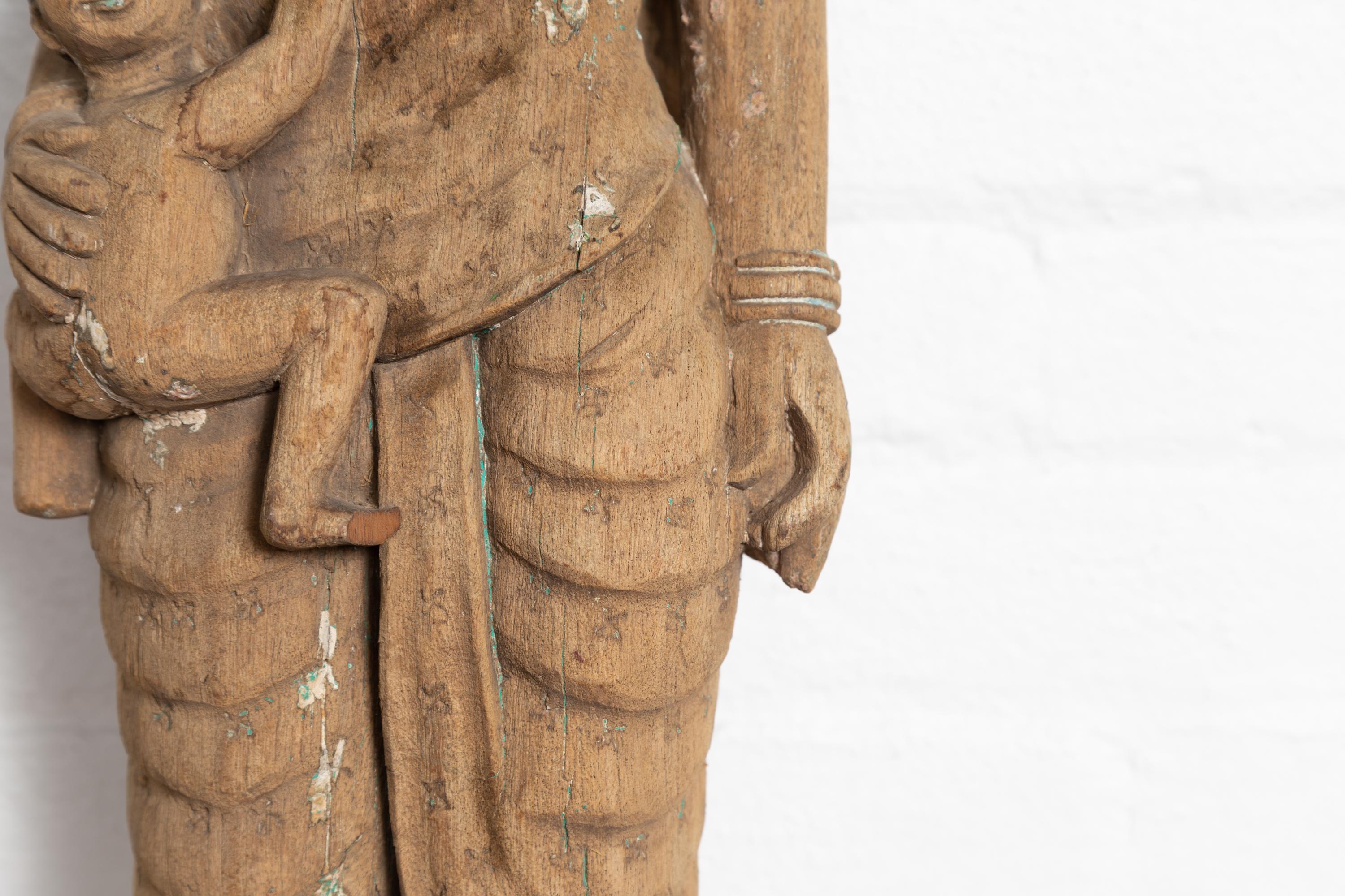 Statue de temple indien sculptée à la main du Gujarat représentant une mère et son enfant État moyen - En vente à Yonkers, NY