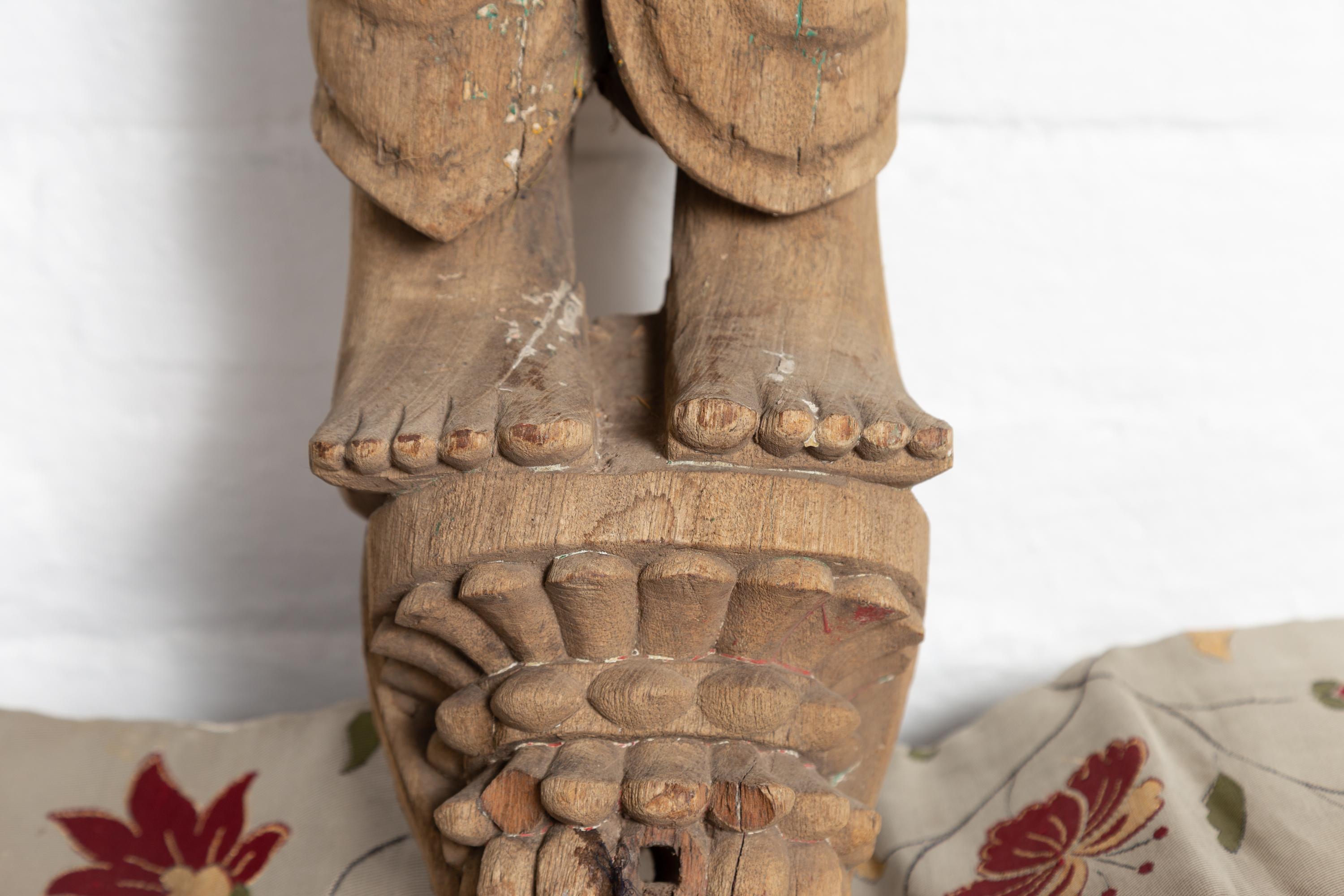 Bois Statue de temple indien sculptée à la main du Gujarat représentant une mère et son enfant en vente