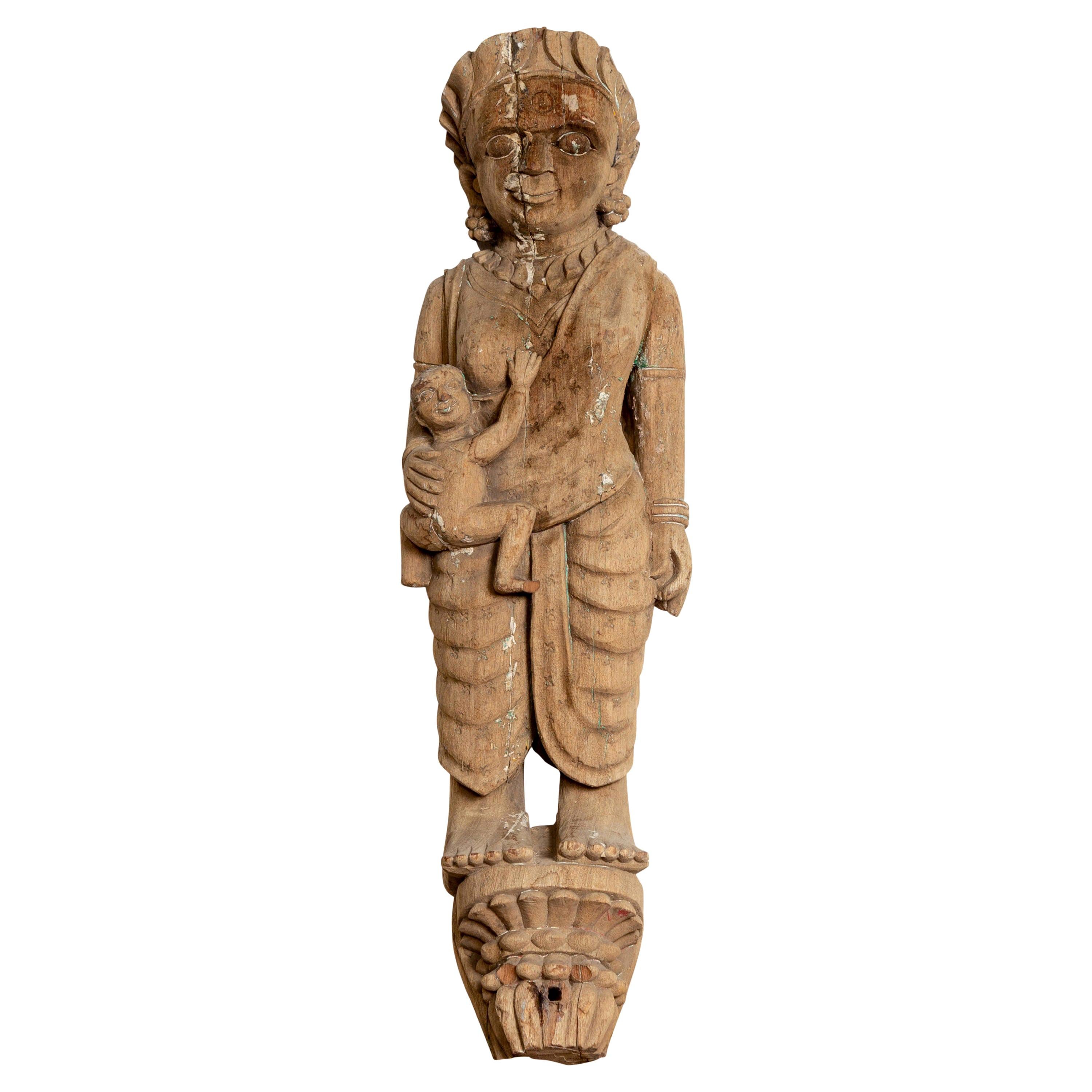 Handgeschnitzte indische Tempelschnitzstatue aus Gujarat, die Mutter und Kind darstellt